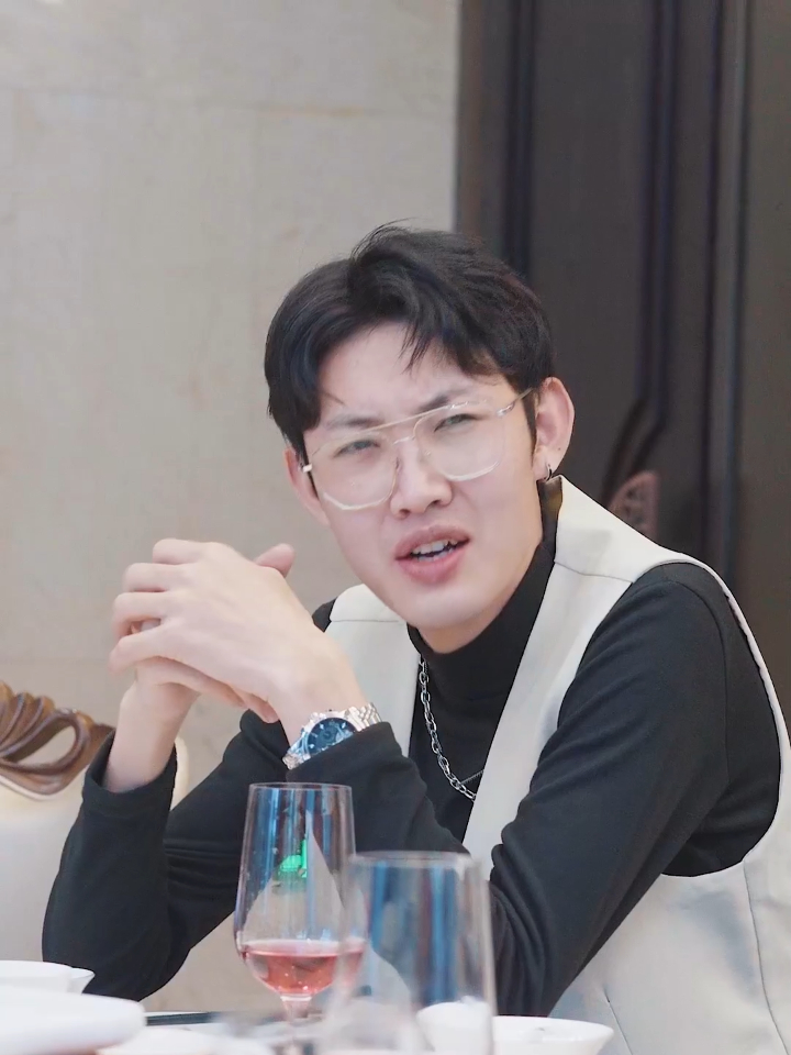 同学刁难柯凡为其点了200多万的红酒