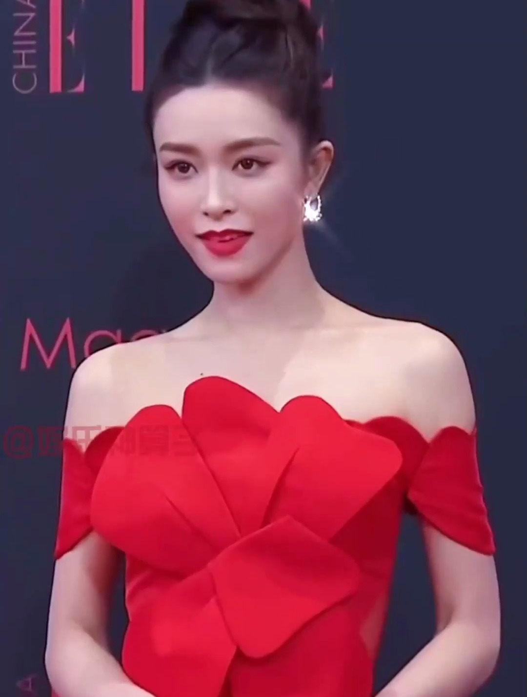 文咏珊一袭露肩红裙年味儿十足-度小视