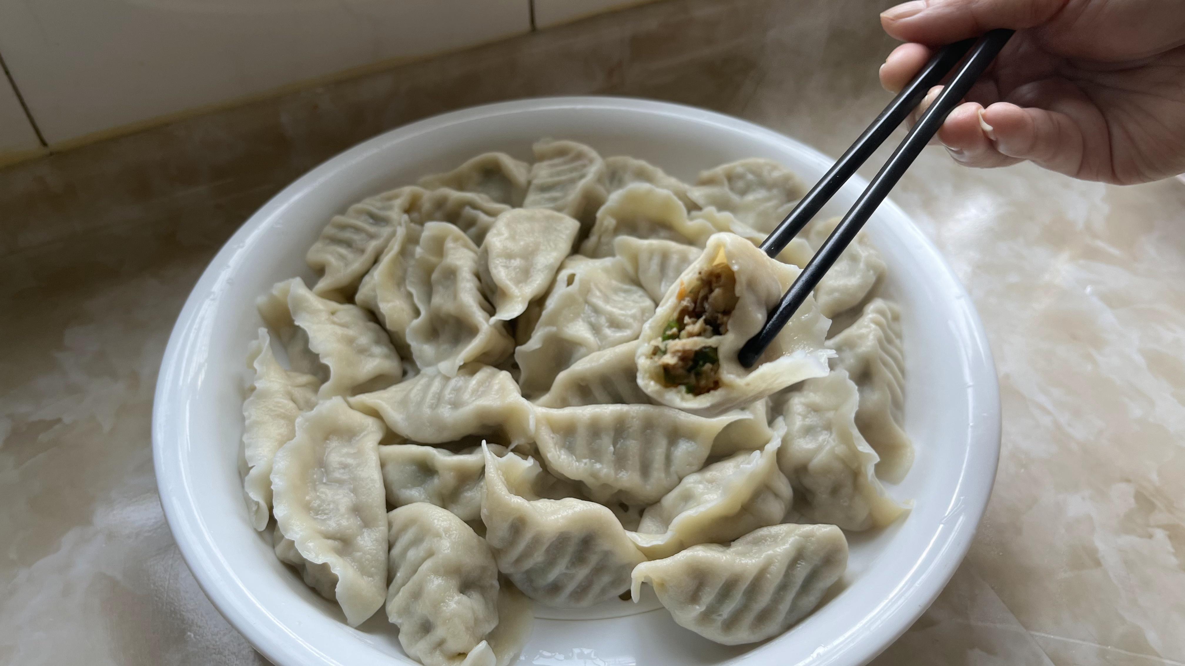 今天立秋做了个我们家乡的七种菜馅猪肉饺子,全家直呼太好吃