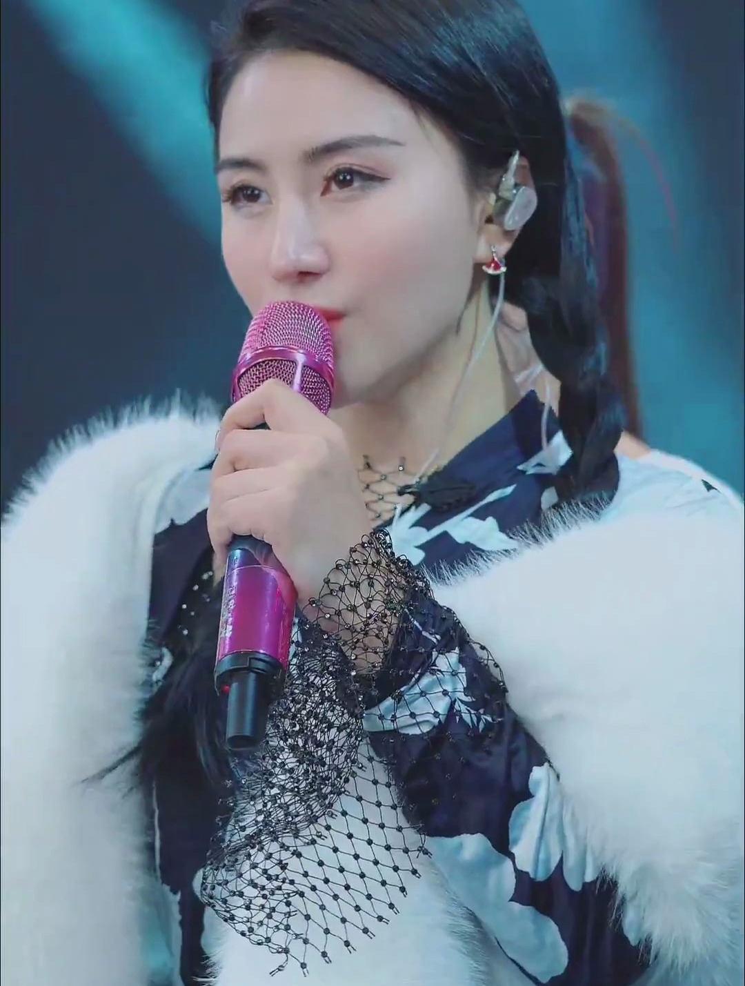 韩宝仪经典歌曲《舞女泪》歌声凄美动听,唱出了舞女的心酸!-度小视