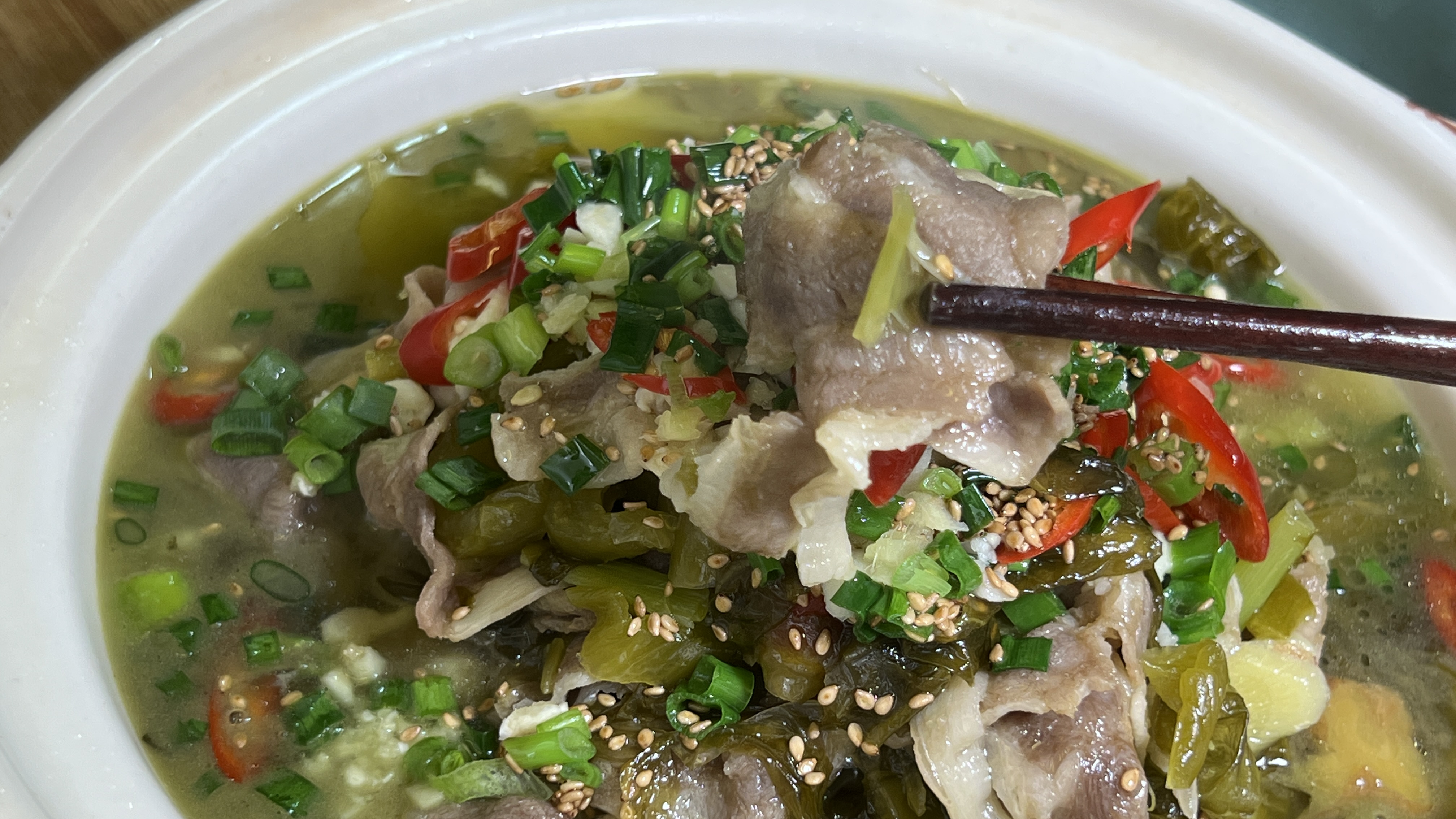 一颗酸菜,一盒羊肉卷在家能做美味,酸爽开胃解油腻,好吃超下饭