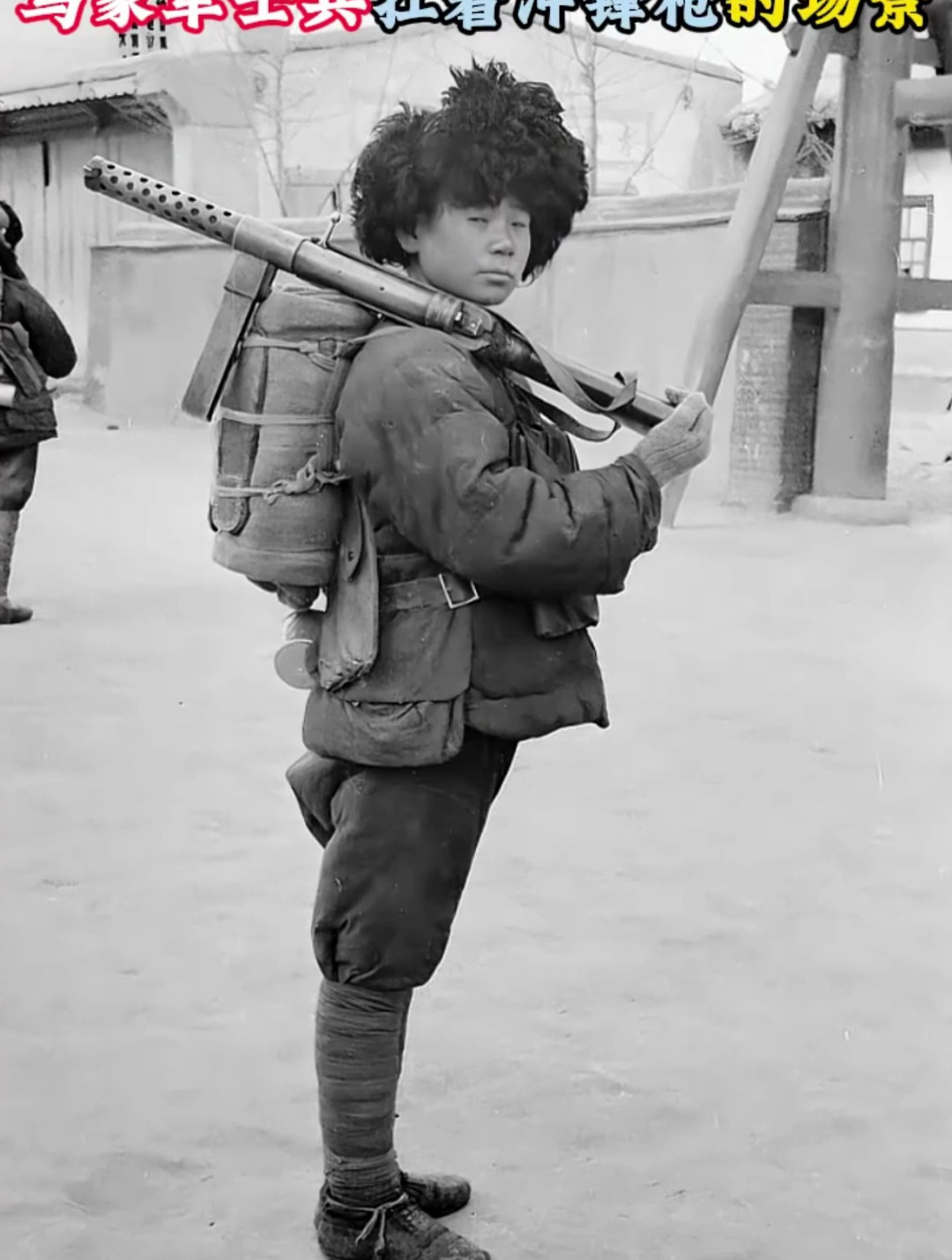 1932年,青海马家军士兵,扛着冲锋枪的场景