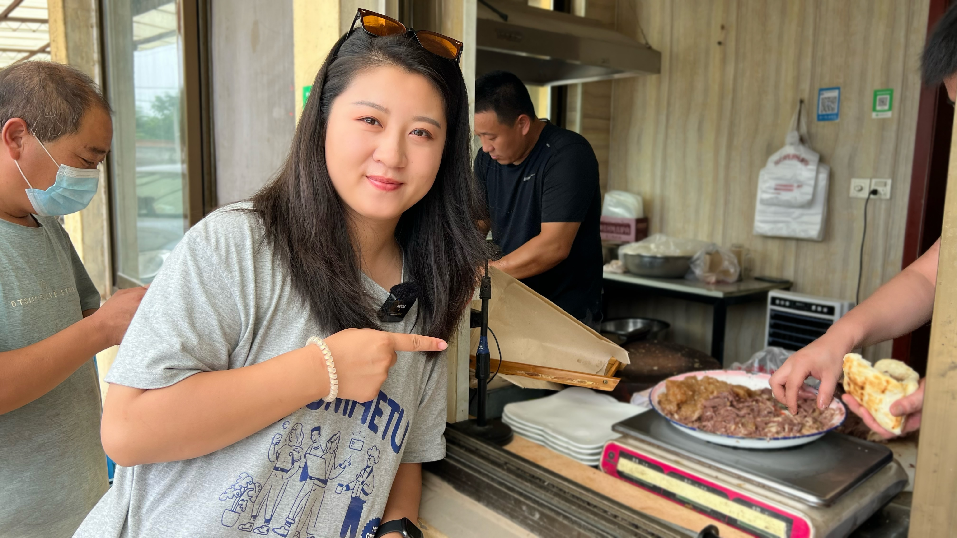 开在沧州河间村口的驴肉馆，火烧形状四四方方，8块一个尝尝味道