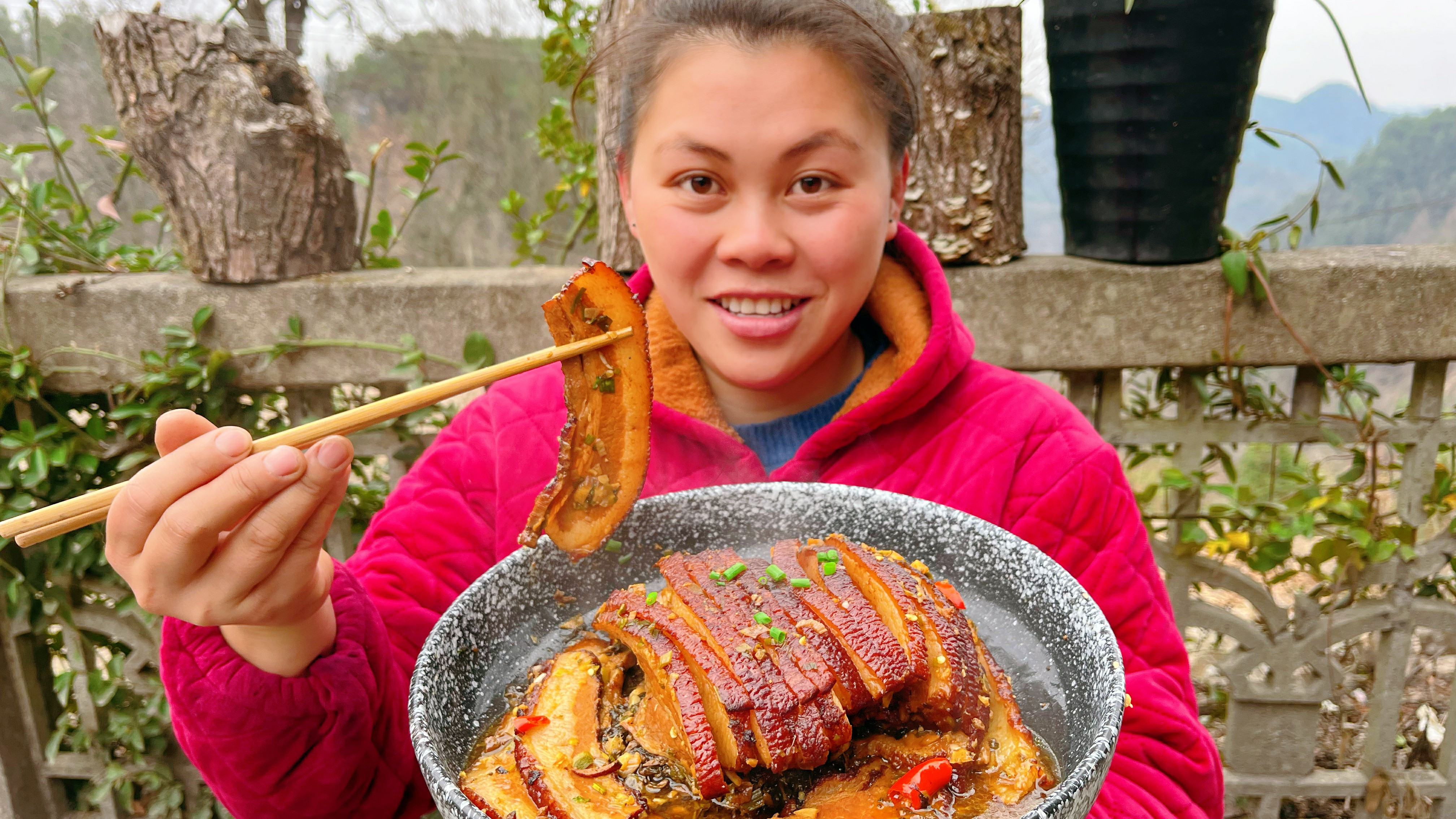 春节了,欧妹做一大盘美味的扣肉,配上蔬菜一口一片肉吃得满嘴油