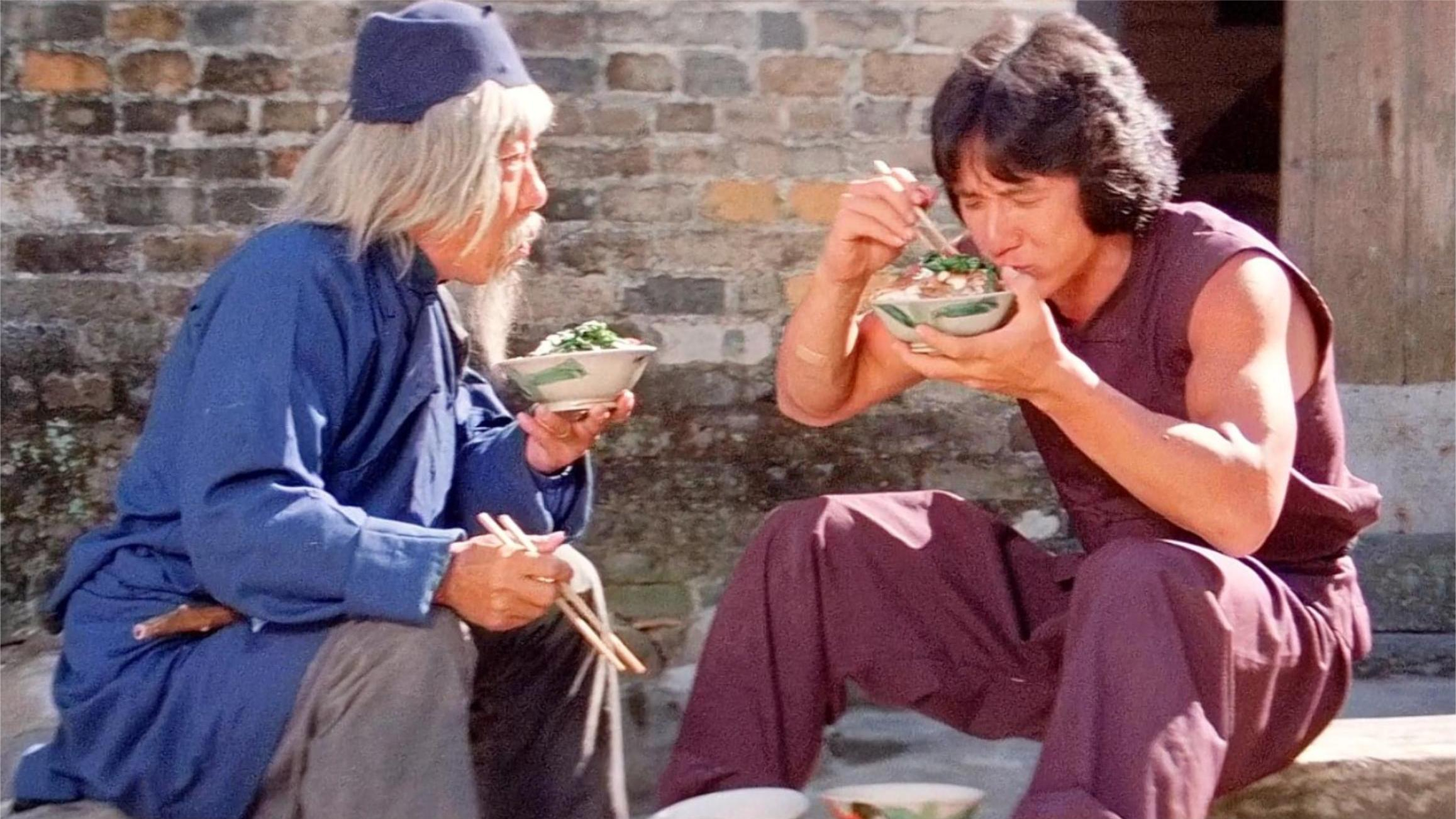 盘点港片鸡公碗吃戏,狄龙用鸡公碗大碗喝酒,成龙大碗吃米饭真香