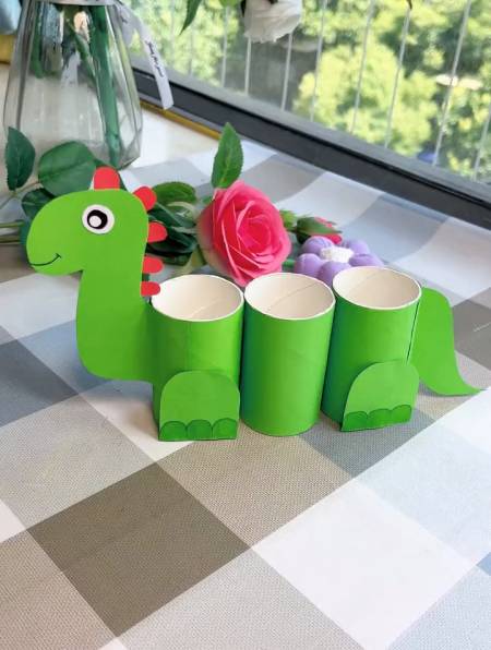 废弃的卫生纸卷筒不要丢来做一个可爱的恐龙小笔筒吧