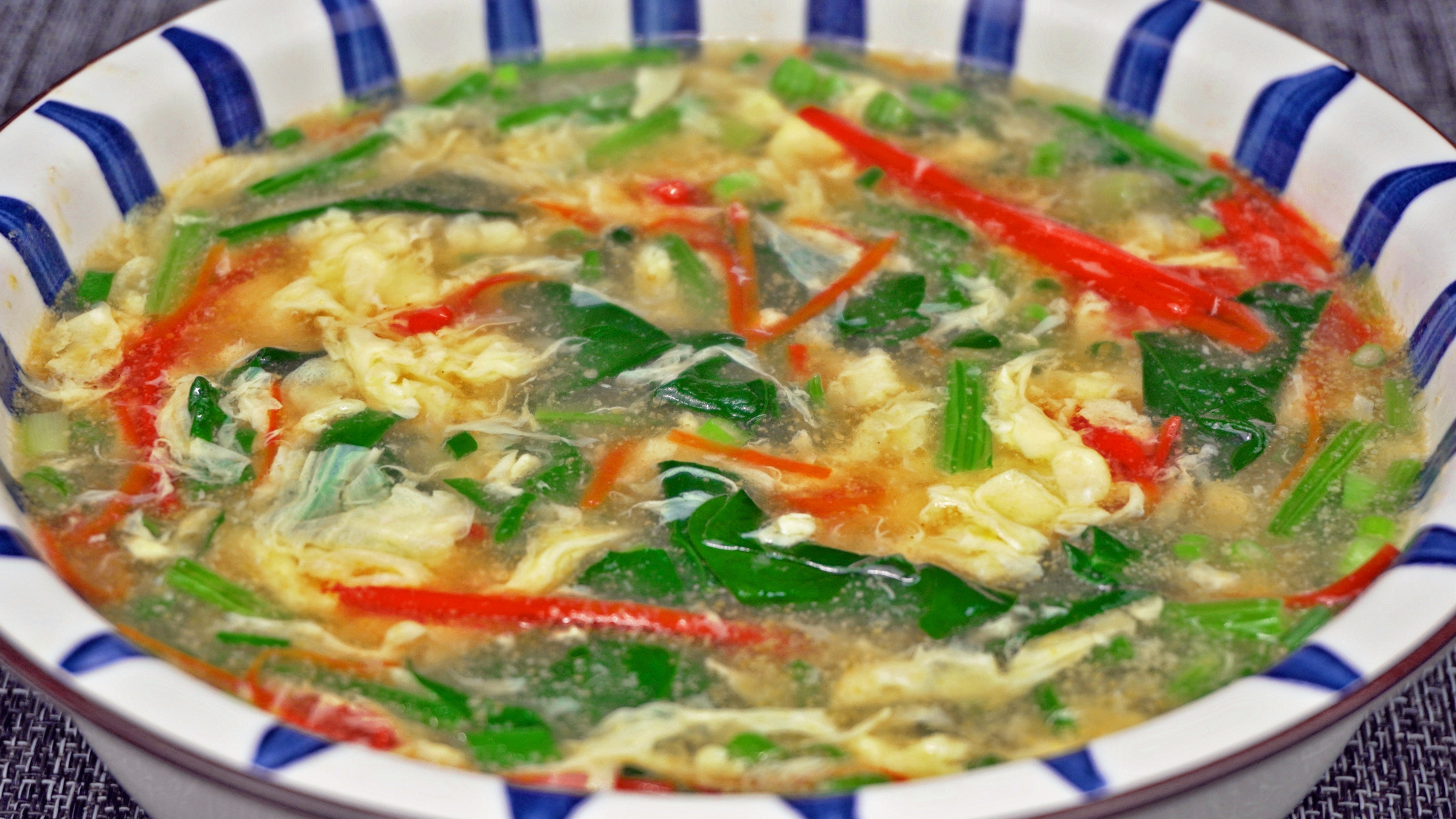 大厨教你菠菜鸡蛋汤的正确做法，鸡蛋不散花菠菜不发涩，营养高