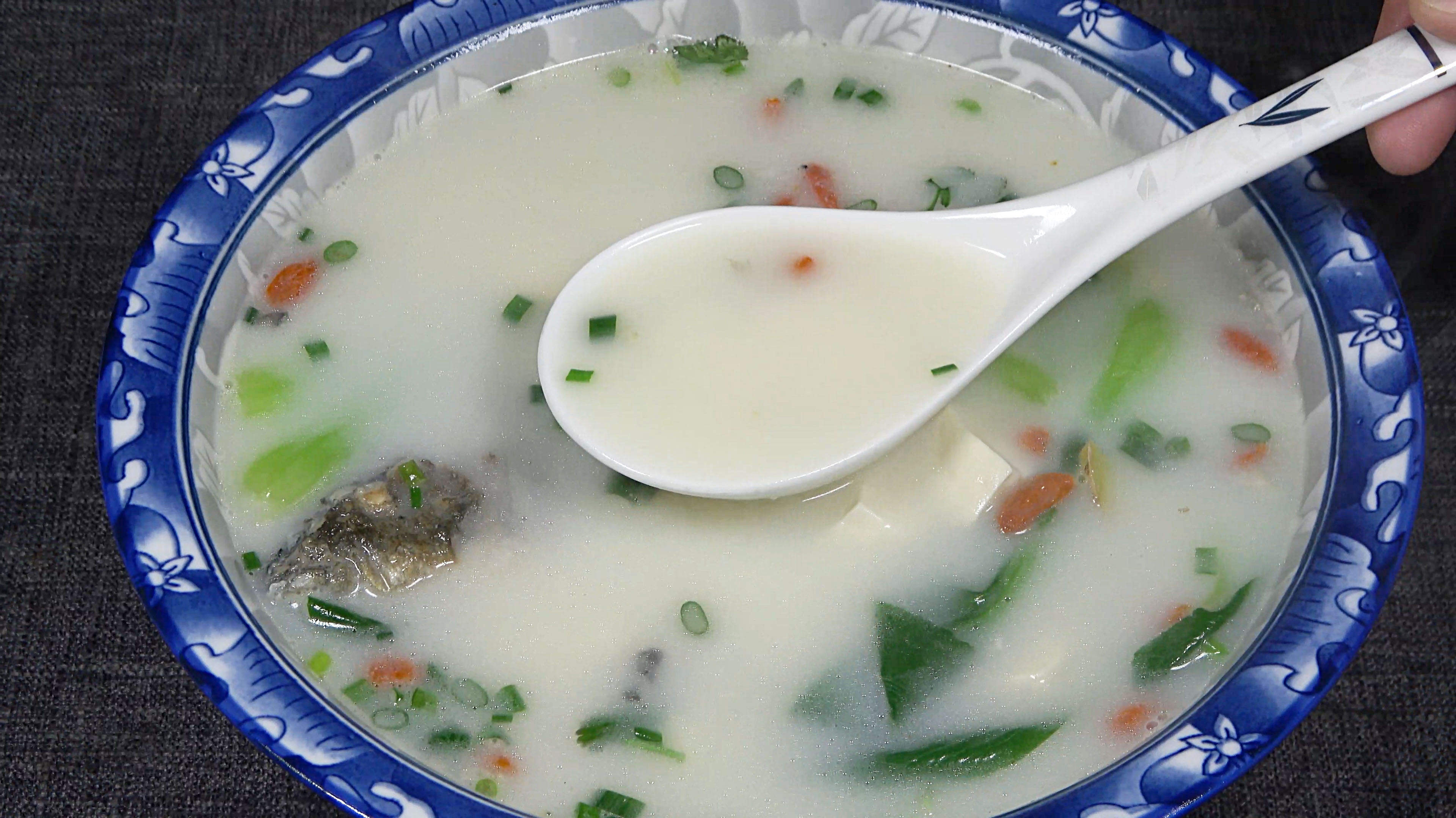 为什么饭店鲫鱼汤那么好喝?教你正确做法,汤白如牛奶还没有腥味