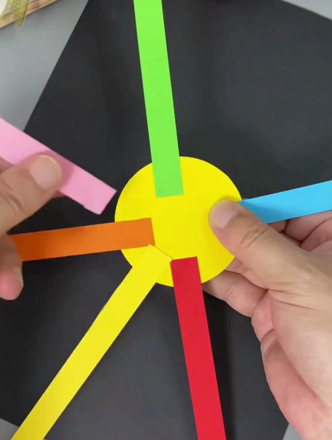 用彩色卡纸条和孩子做简单漂亮的编织笔筒吧!