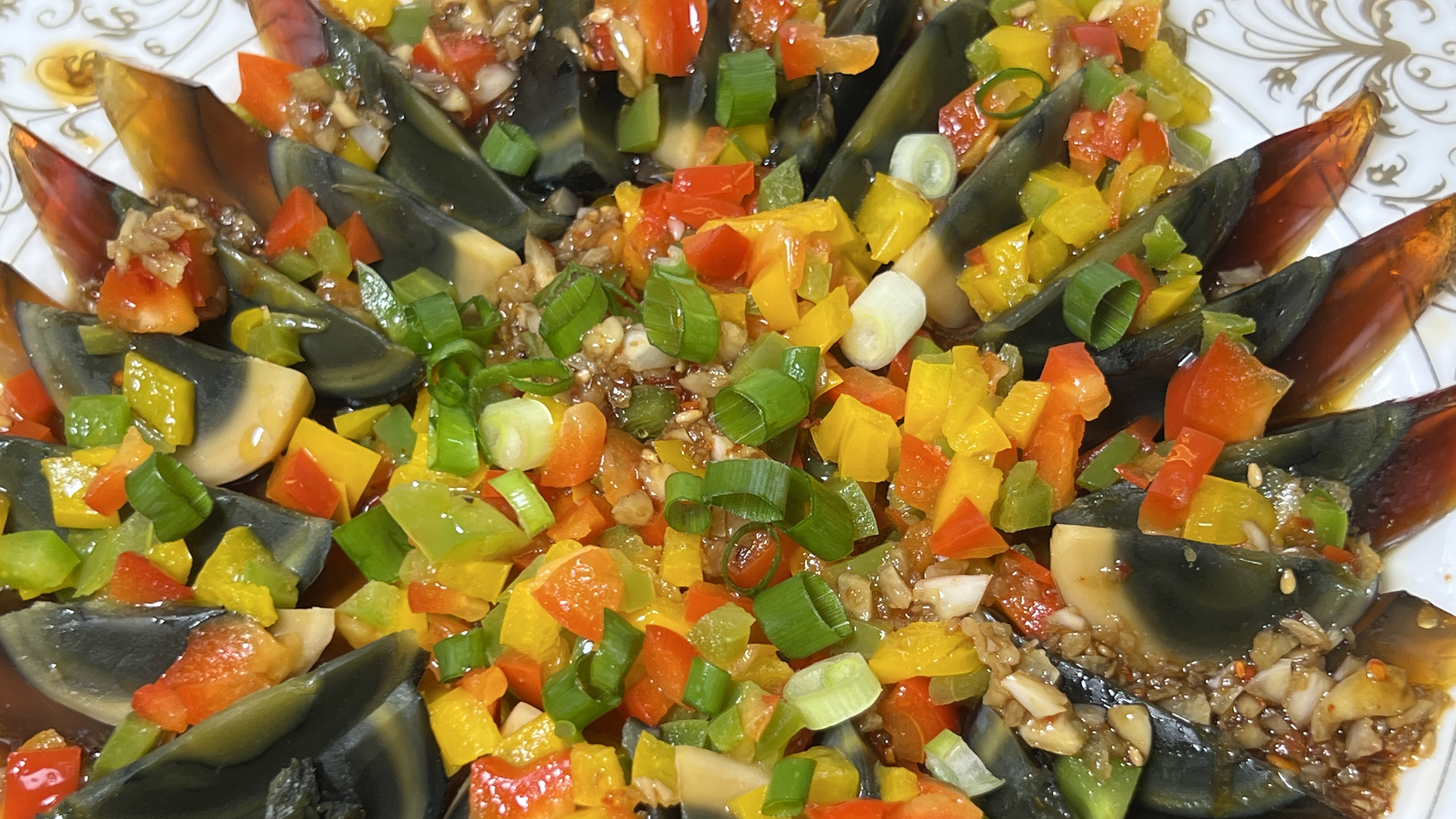 凉拌皮蛋好吃要技巧，调凉拌汁是关键，加上彩椒丁，让人食欲大增