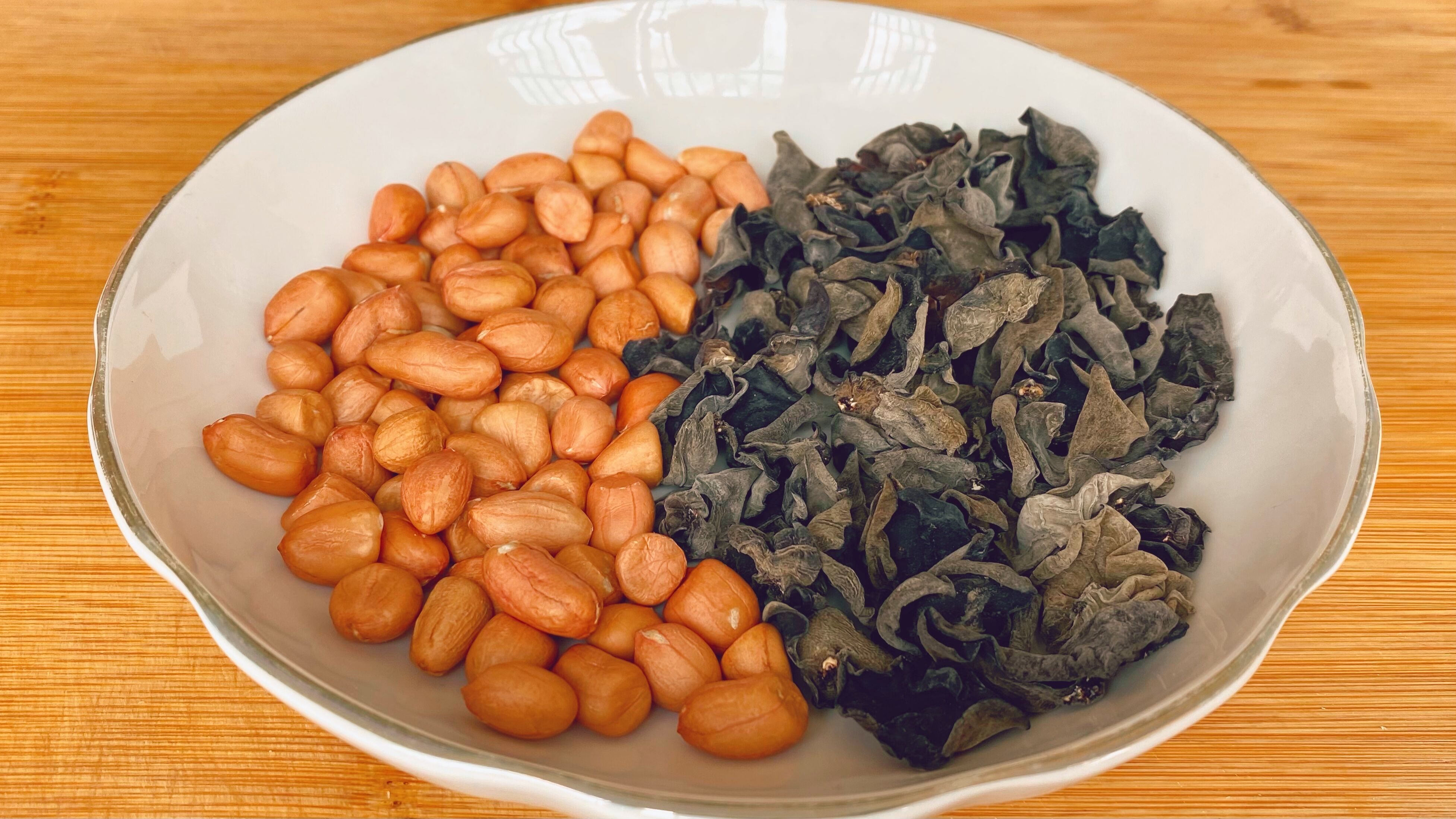木耳搭配花生这样吃,脸上变干净了,小肚子也平坦了,浑身通畅