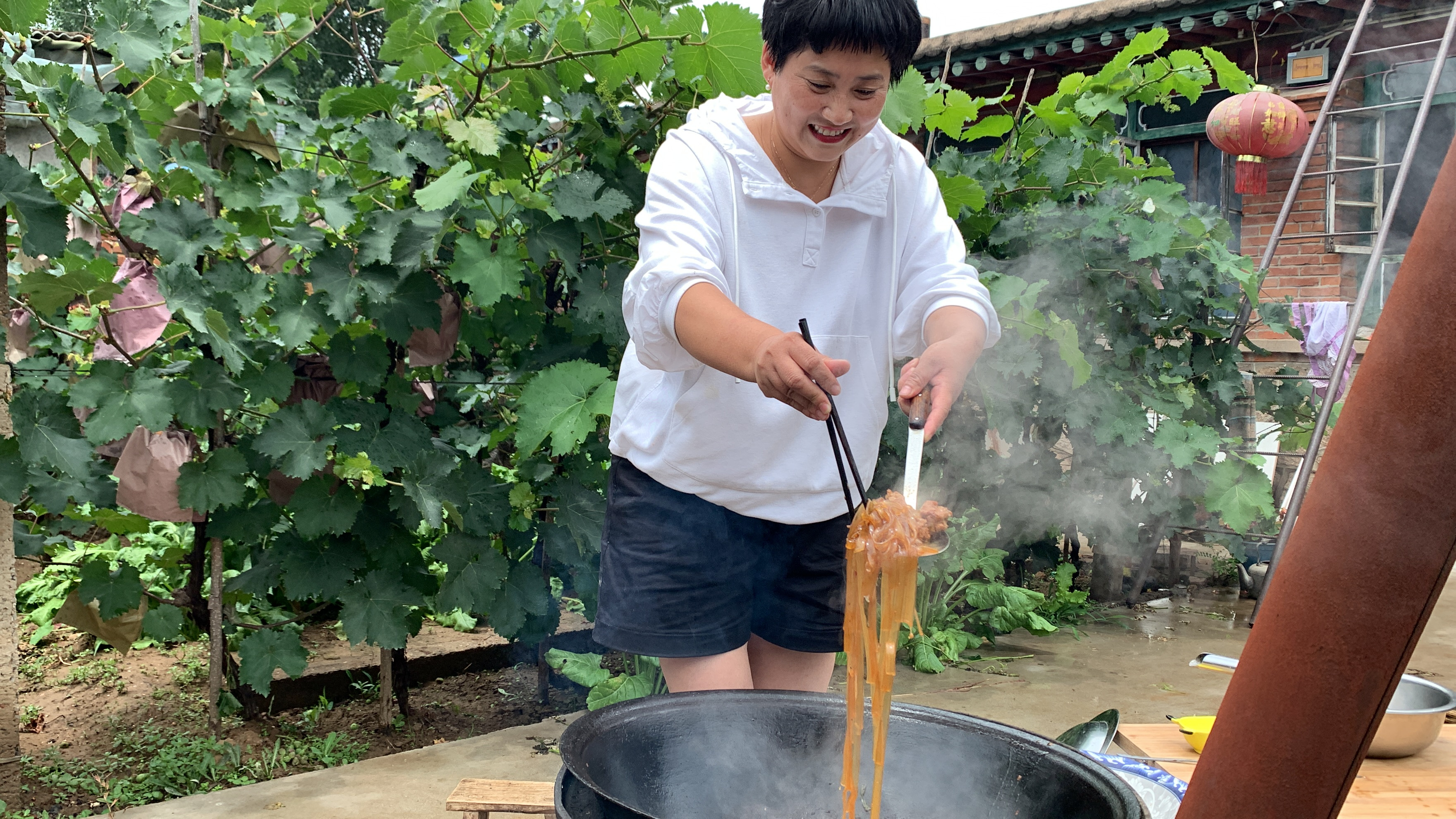 看我今天做了什么好吃的？柴火大铁锅一炖，入汁入味，好吃下饭