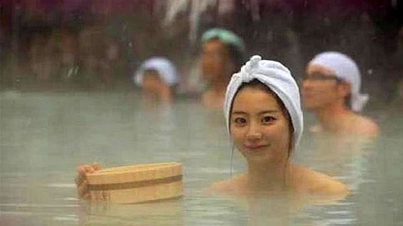 日本公共浴池，男女“无衣”混浴，那女生该如何保护隐私！ 旅游 地域奇趣 好看视频