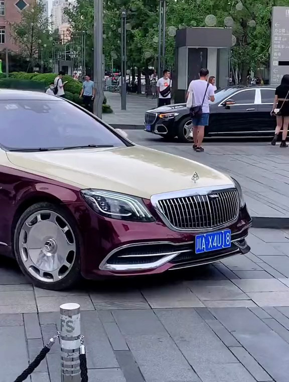 双拼色迈巴赫s560偶遇迈巴赫s480后面特斯拉都不敢靠近