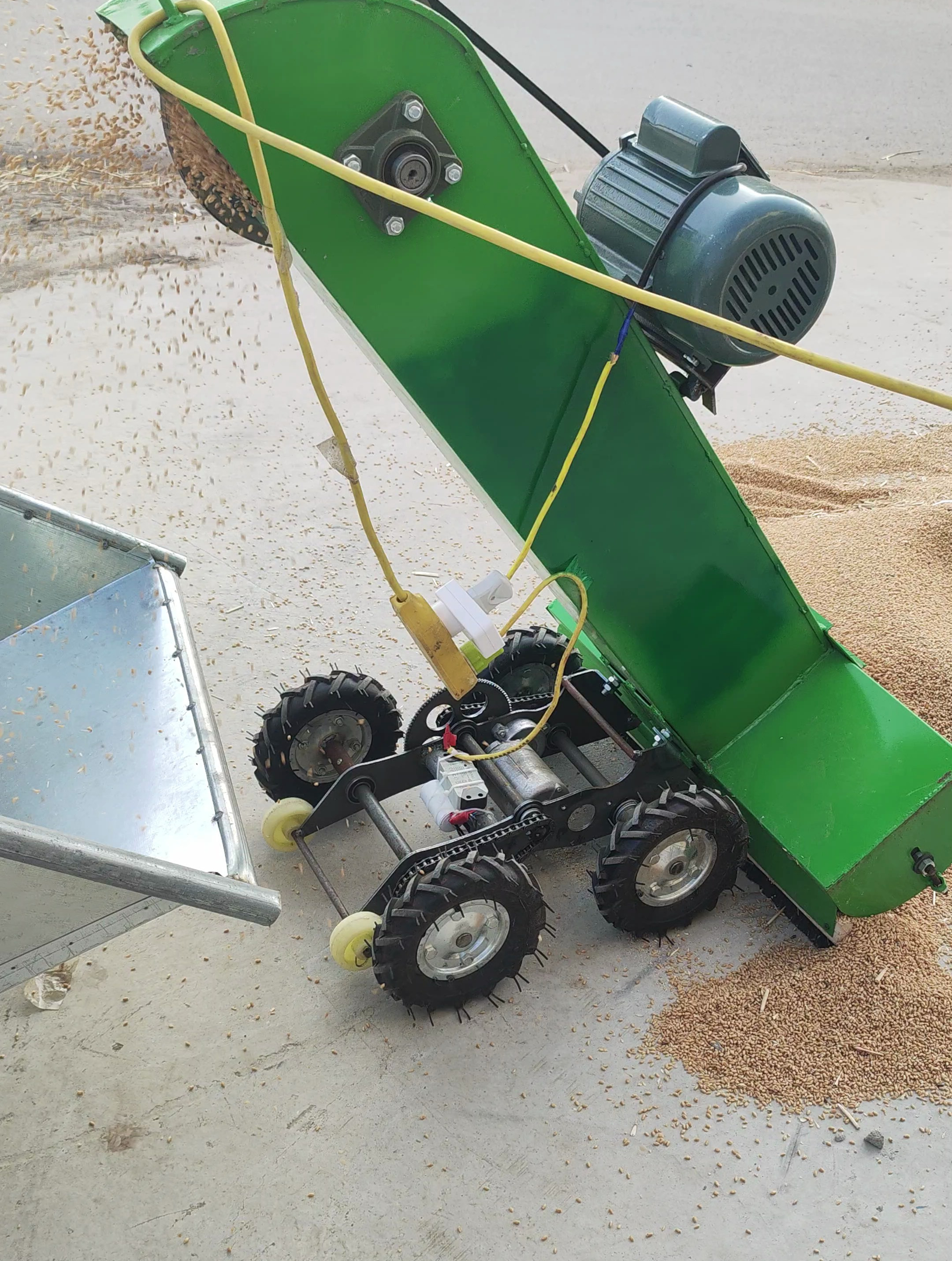 新款四驱粮食扒谷机扒小麦玉米装斗车扒粮机自走式小型粮食装袋机