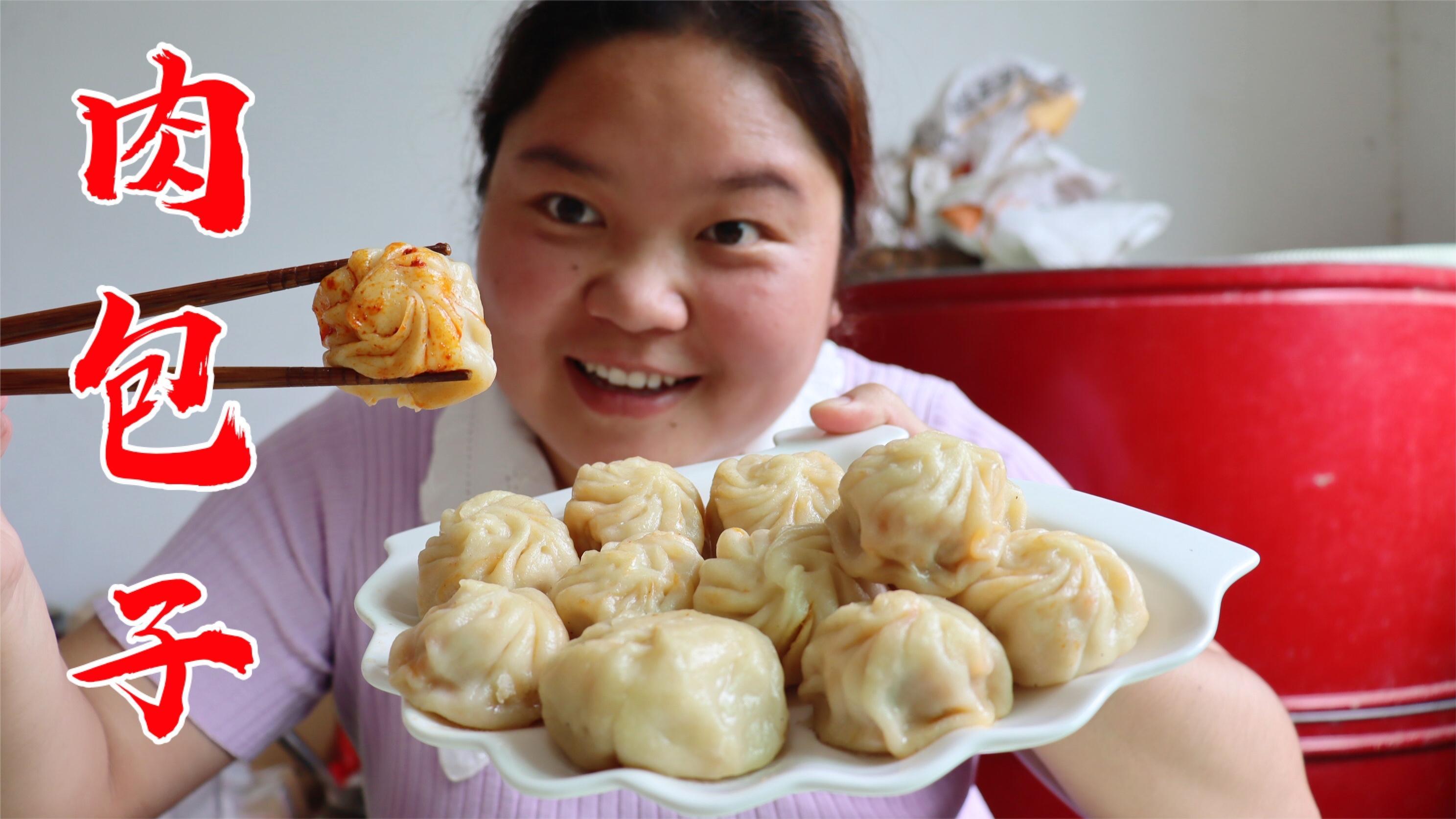 小婷做烫面包子吃,猪肉豆腐小葱馅儿,蘸点辣椒油和醋,真香呐