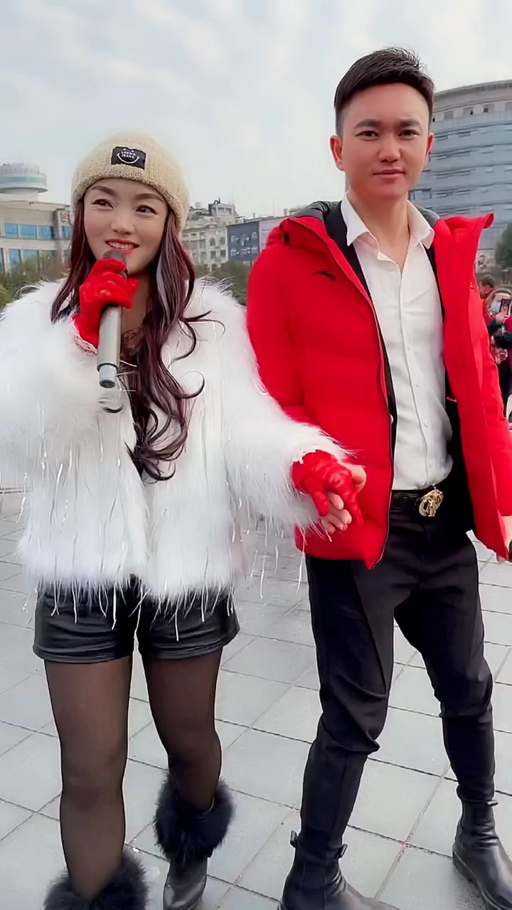 网红美女,流浪歌手的流浪生活,街头户外唱歌