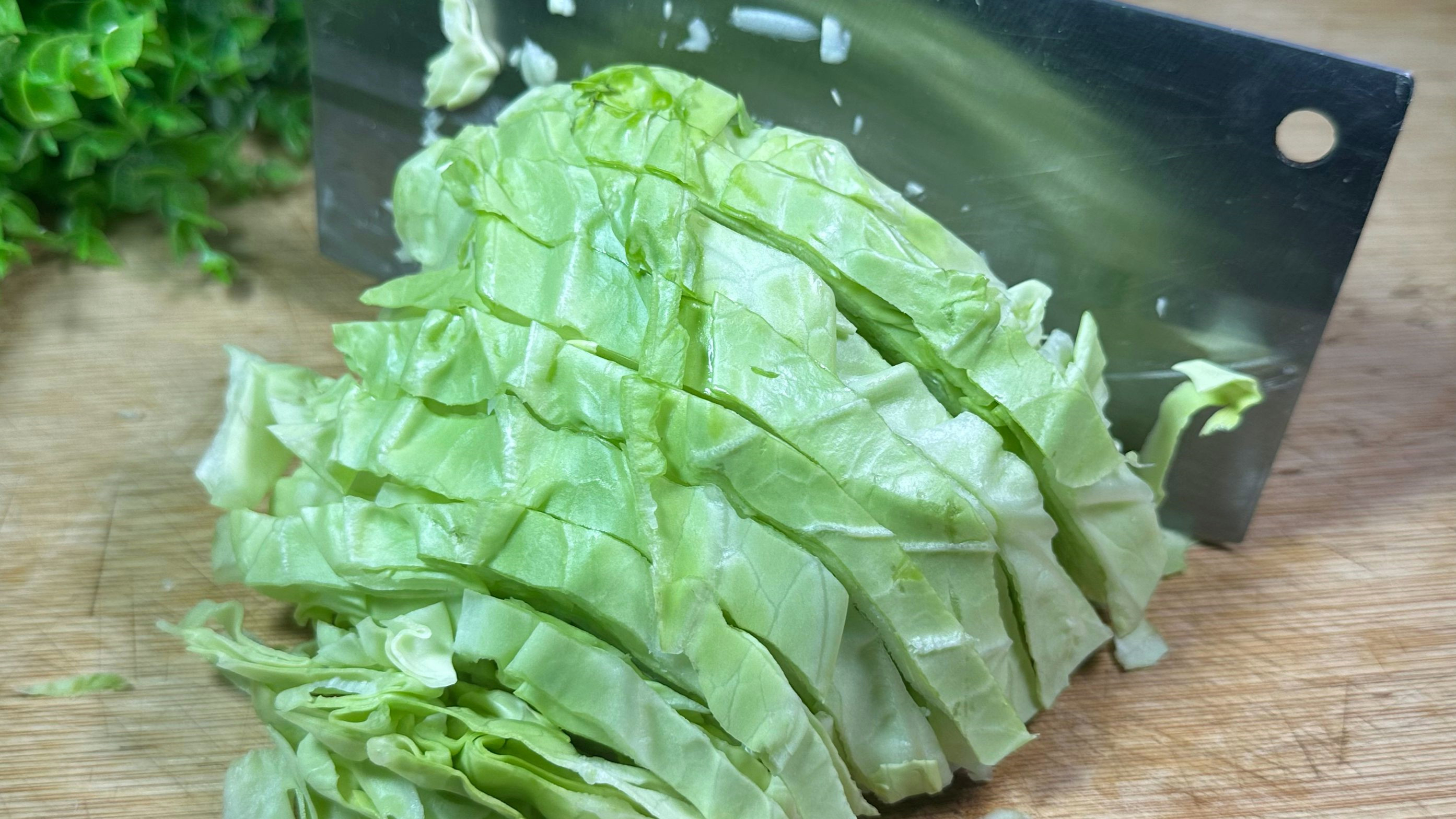 炒包菜不要焯水和直接炒，难怪不好吃，教你一招，脆爽入味又下饭