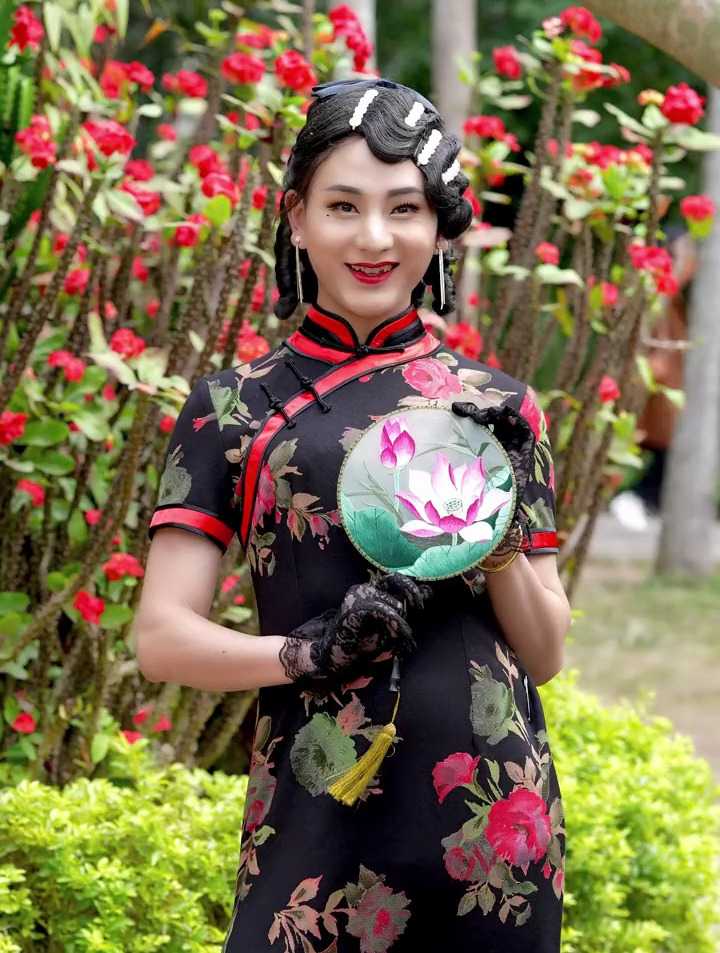 大家好 我是反串演员童美人 好听的歌送给大家,希望喜欢