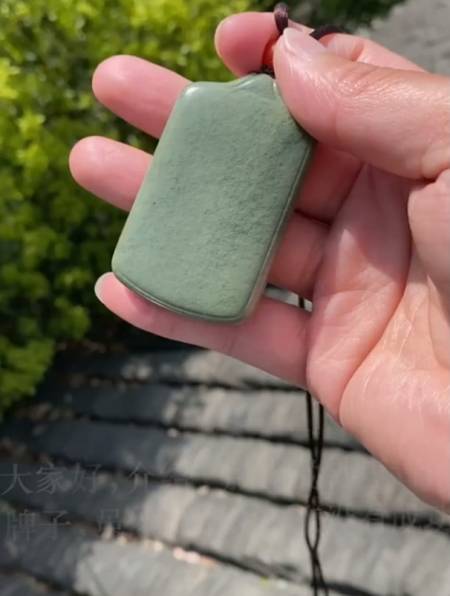 特色款沙枣青无事牌吊坠玉质莹润光泽,质感油糯高品质大料制作-度小视