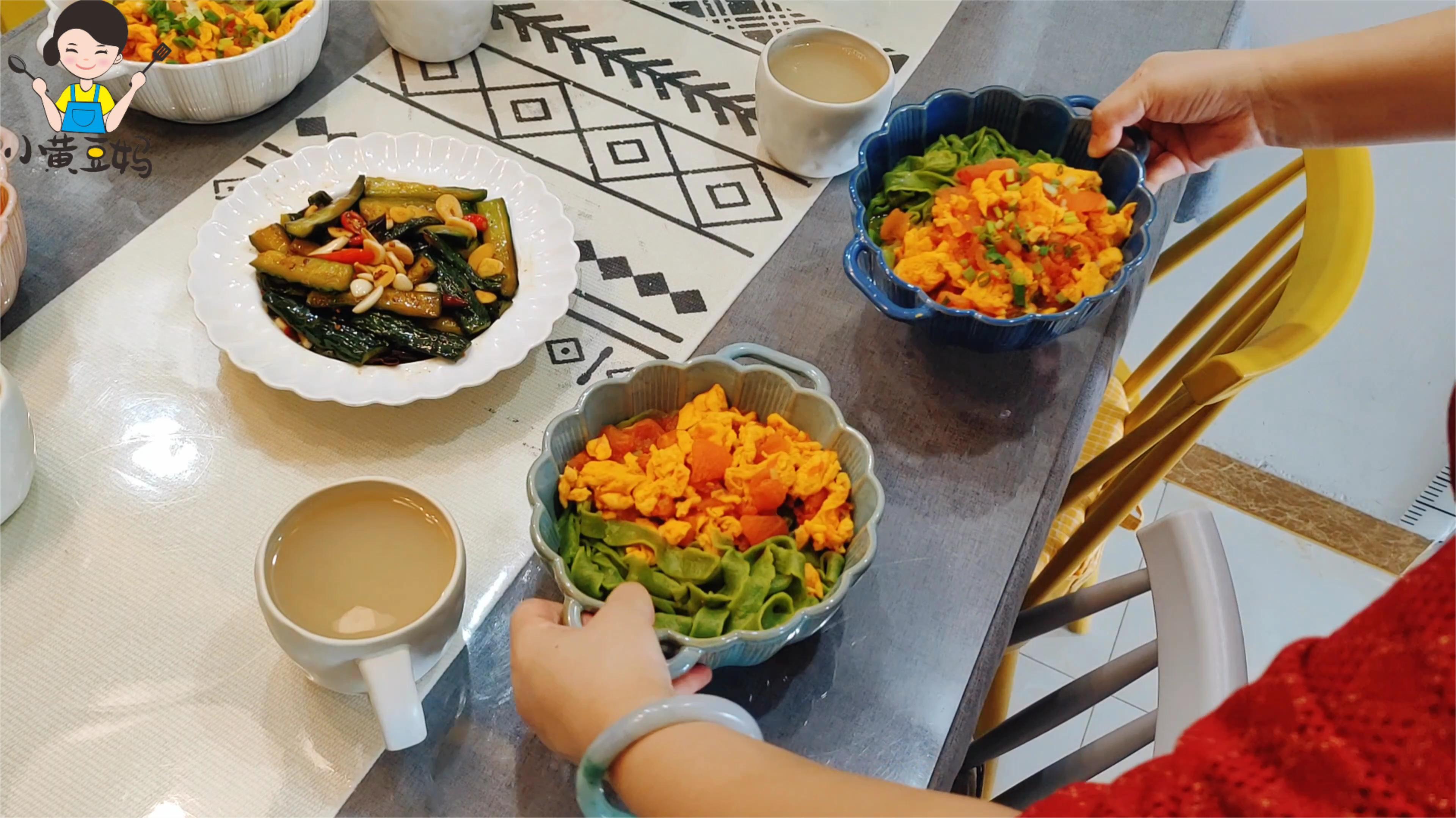 周末6:30给家人做早餐,西红柿鸡蛋菠菜面配凉拌黄瓜,太好吃了