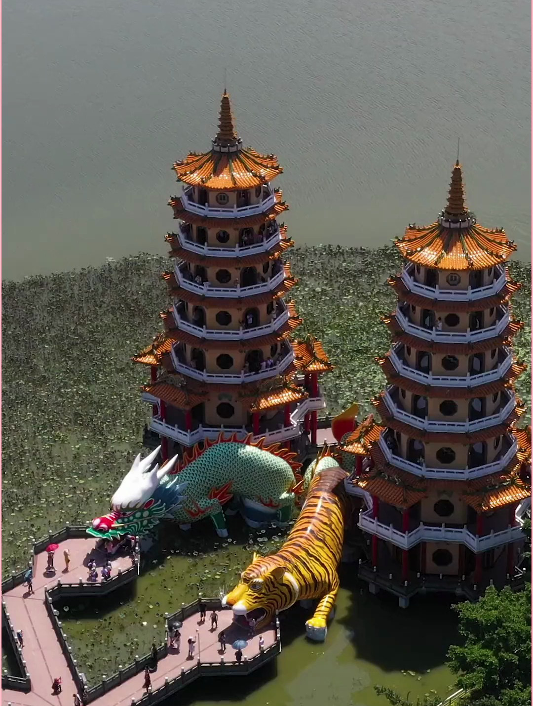 龙虎塔位于台湾省高雄市左营区莲池潭,建于1976年-度小视