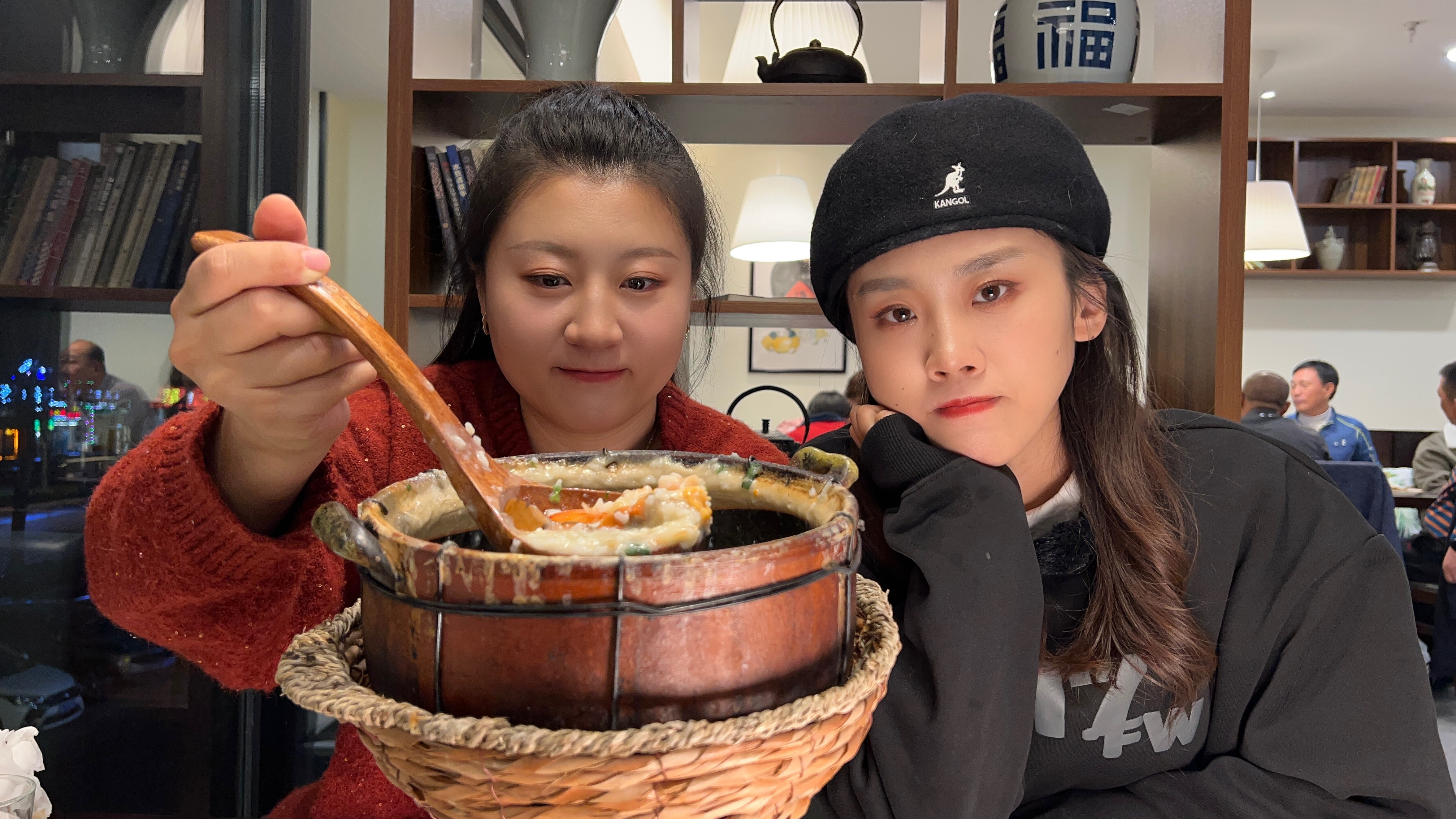 广东小哥做砂锅粥,200多一锅,一年用坏1000多个锅,尝尝咋样