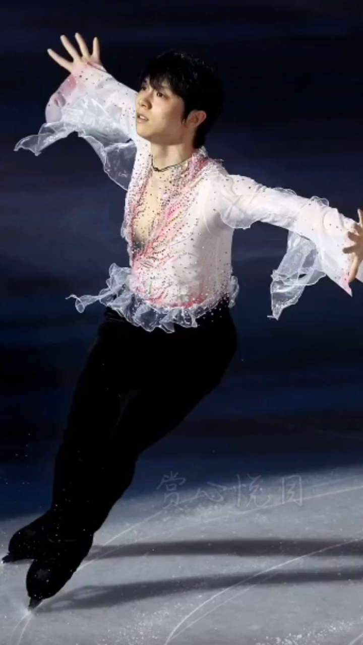 羽生结弦唯美演绎春来,滑行中亲吻这块他热爱的冰面,令人动容-度小视
