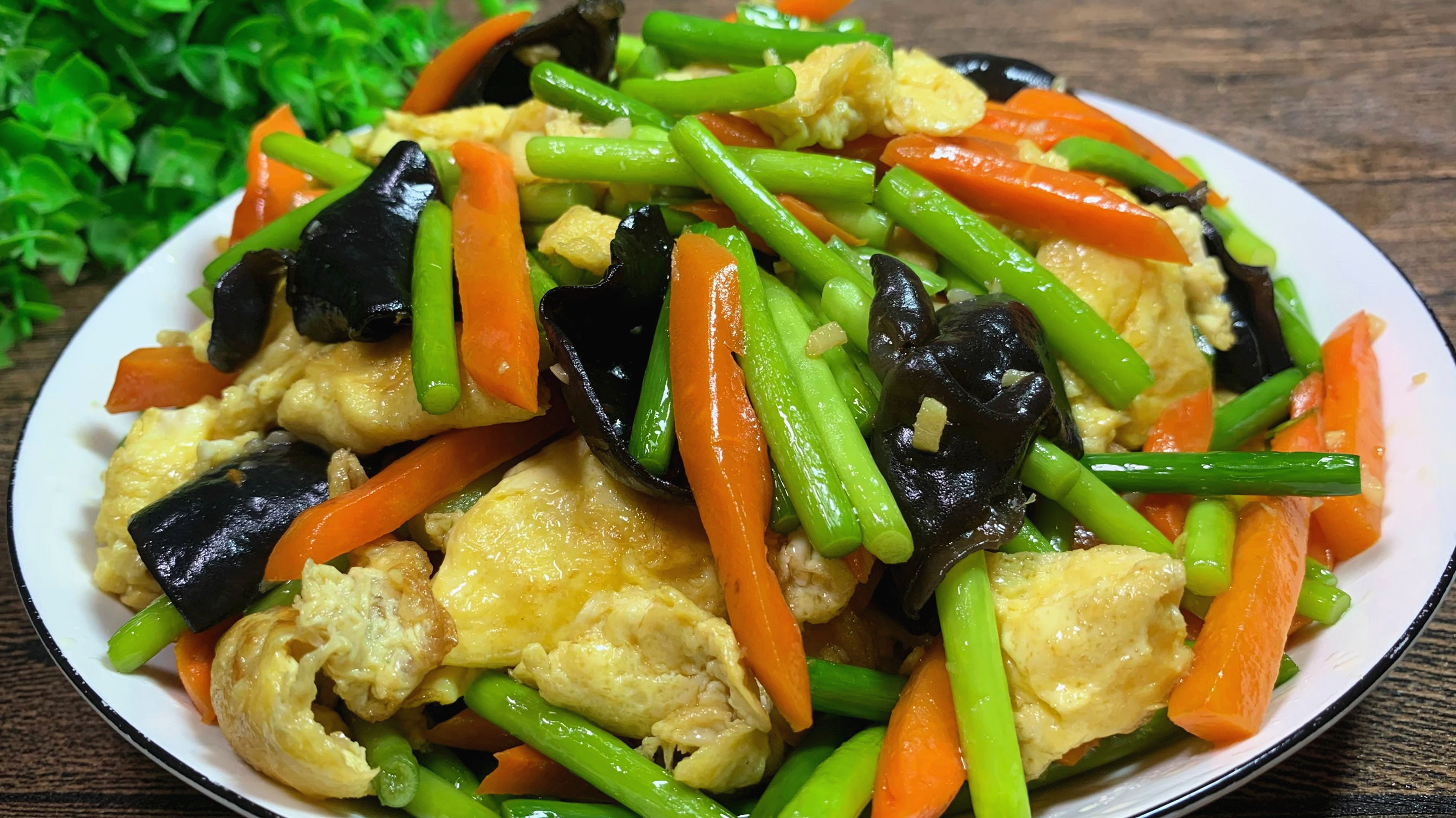 炒蒜苔时,切记不要焯水和直接炒,今天教你一招,清脆爽口又下饭