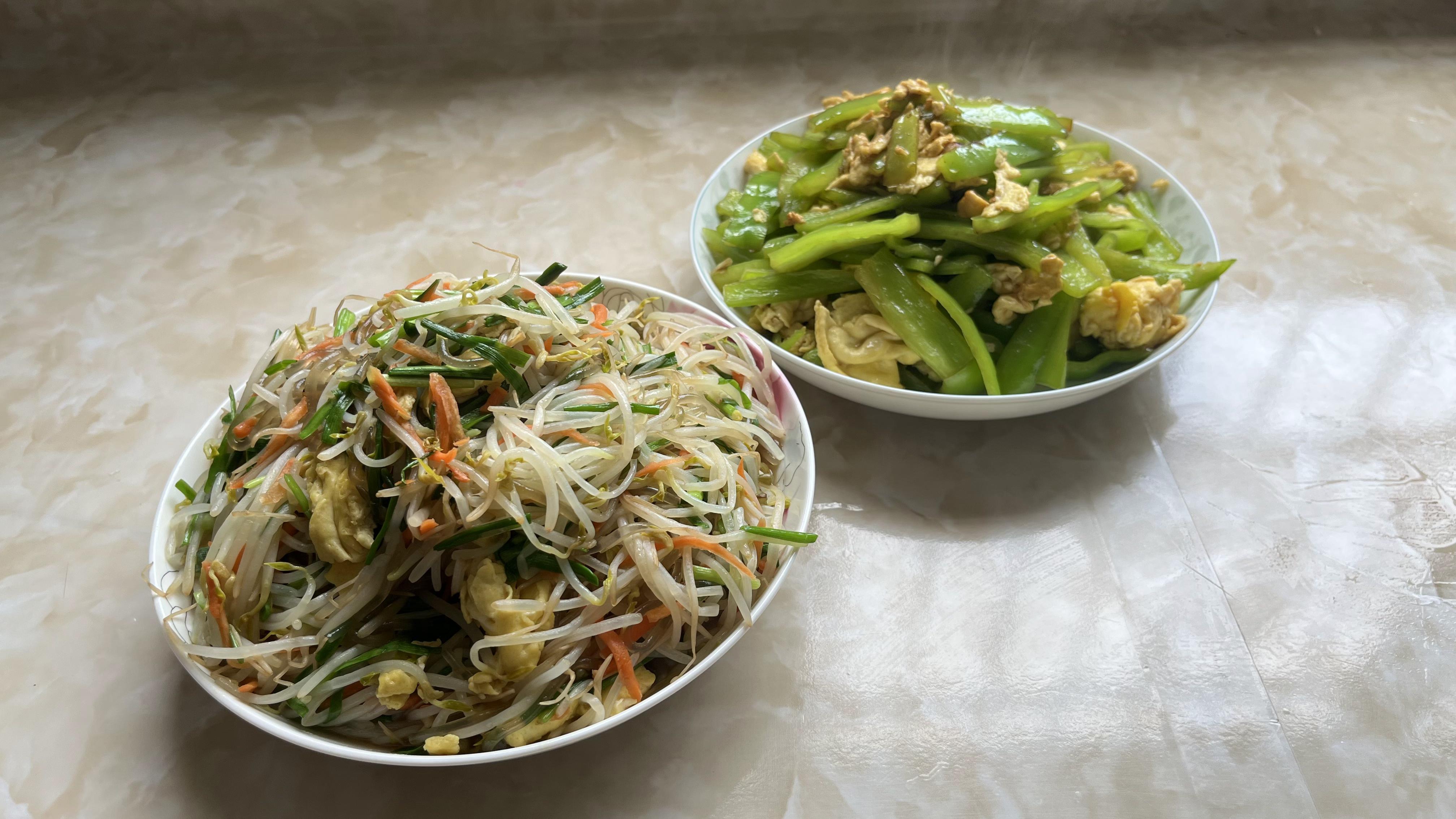 今天吃个炒菜卷饼,炒了个绿豆芽炒胡萝卜和青椒炒鸡蛋,好吃
