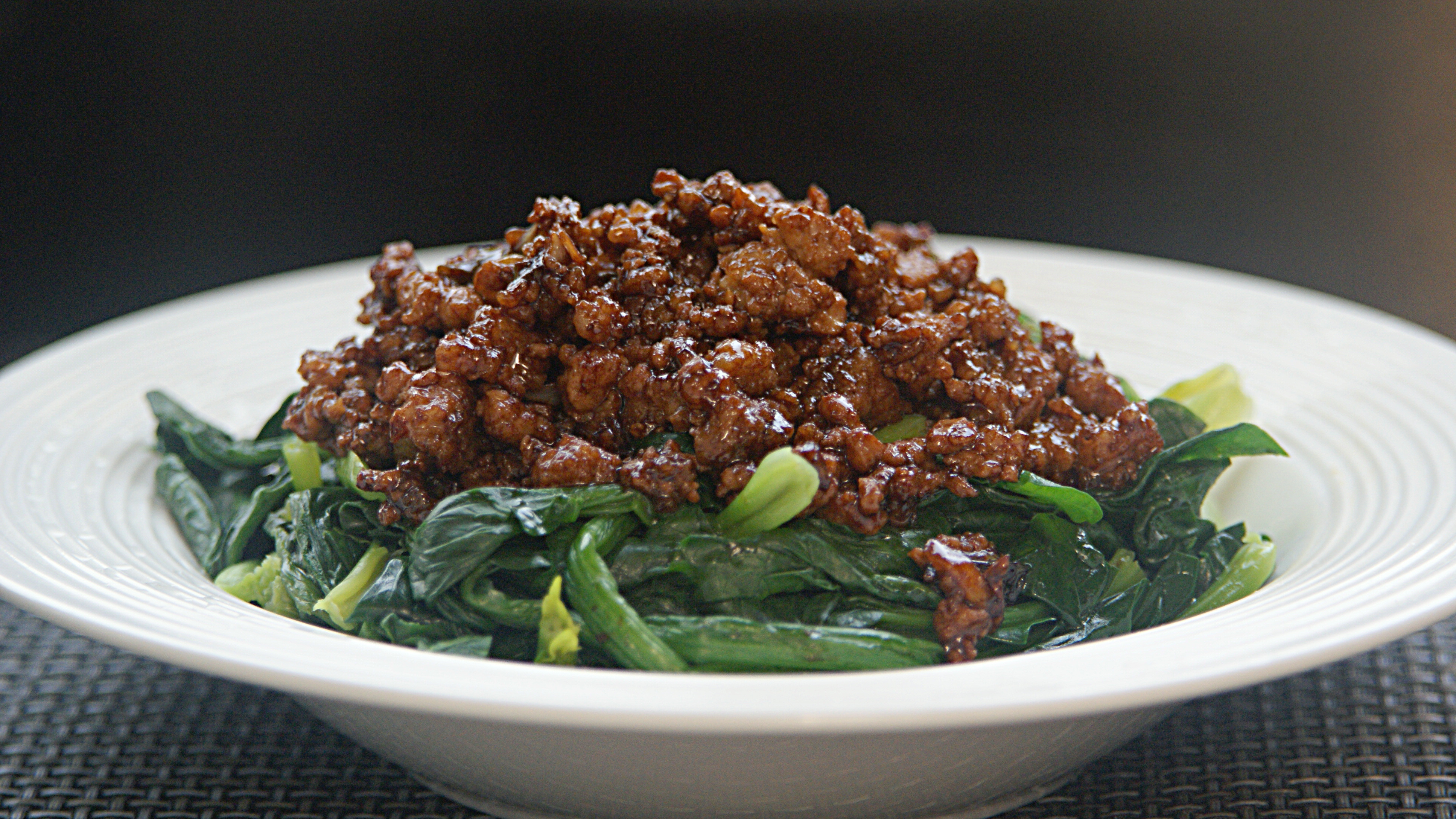 肉沫扒菠菜的家常做法,步骤详细,酱香浓郁,口感爽脆不出汤