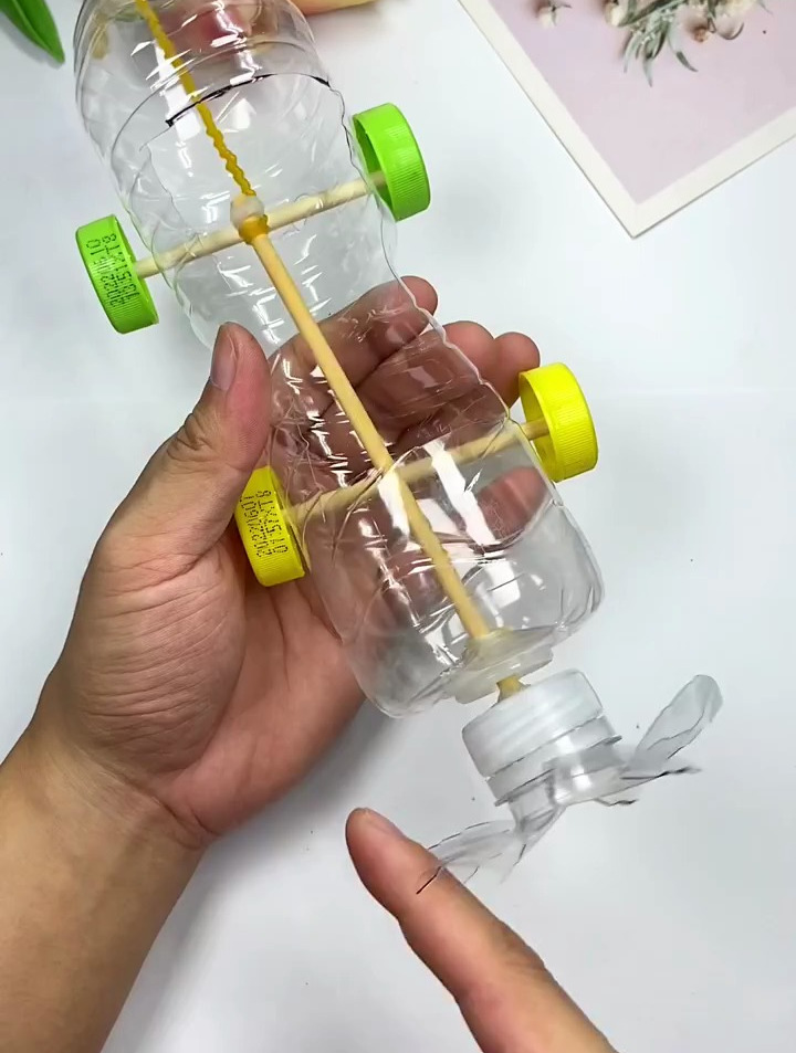 矿泉水瓶自制玩具图片