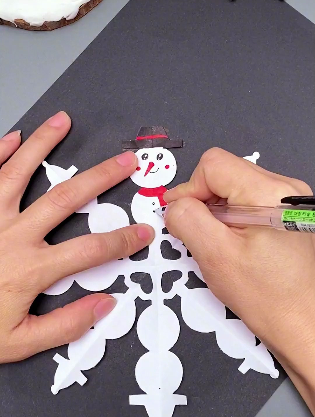 冬天来了,一起来做这个可爱的小雪人剪纸吧,简单好学快来试试吧