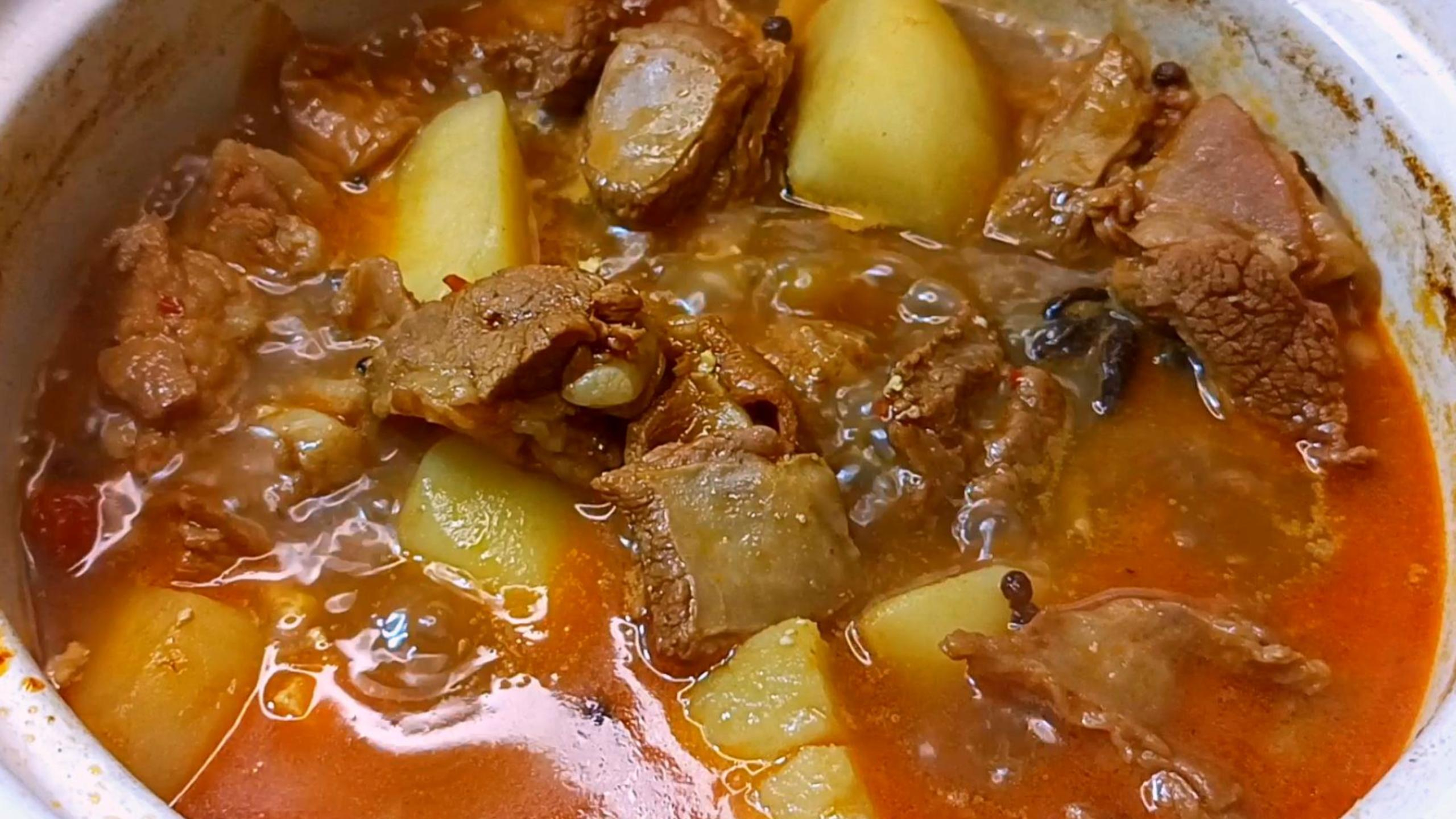 热乎乎的砂锅羊肉炖土豆,肉嫩鲜香,土豆入口即化