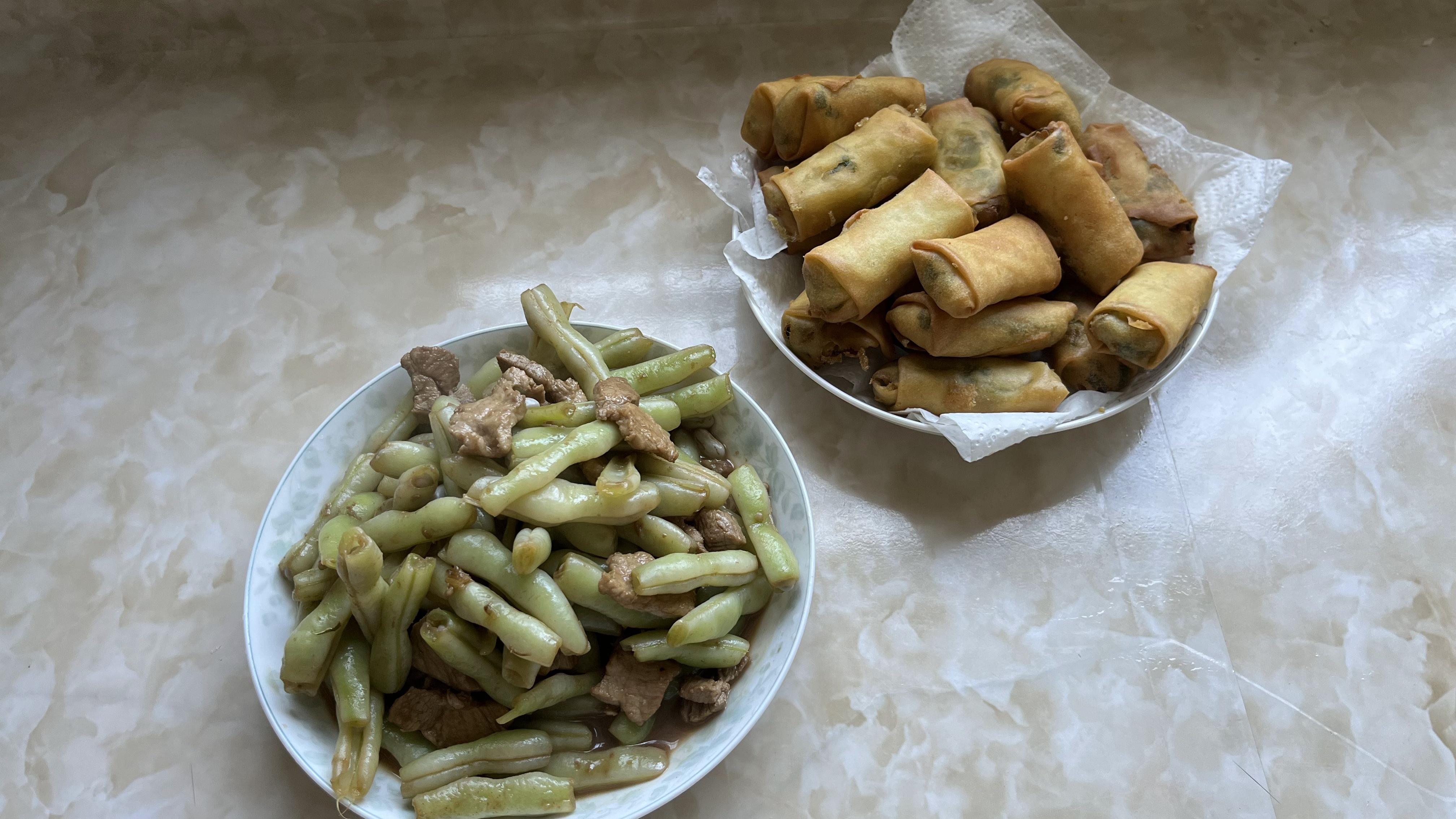 今天做了个猪肉炒芸豆和炸春卷,蒸了个板栗南瓜好吃甜糯不长胖