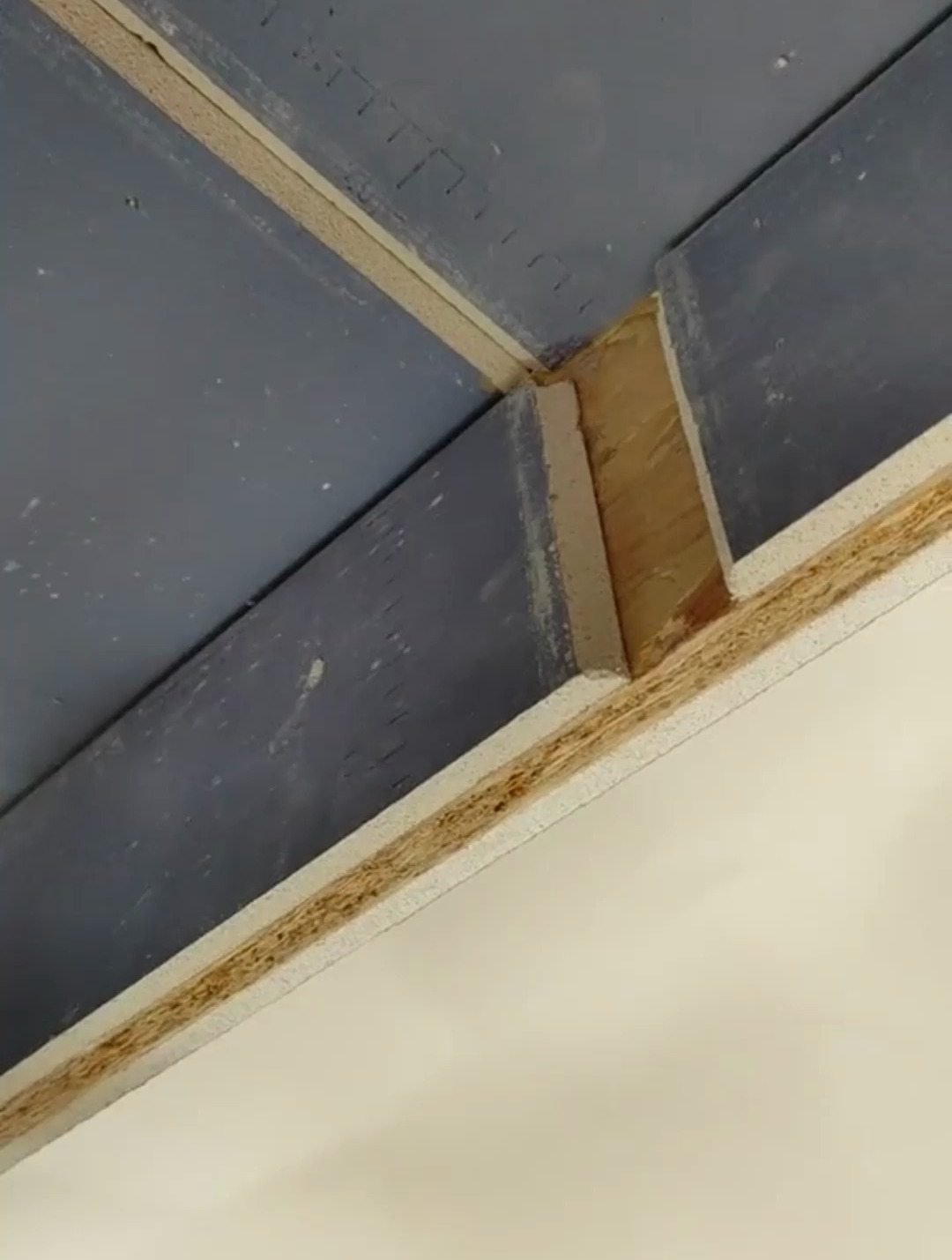 石膏板八字缝已经是吊顶的标配要求了!倒角工具得选好