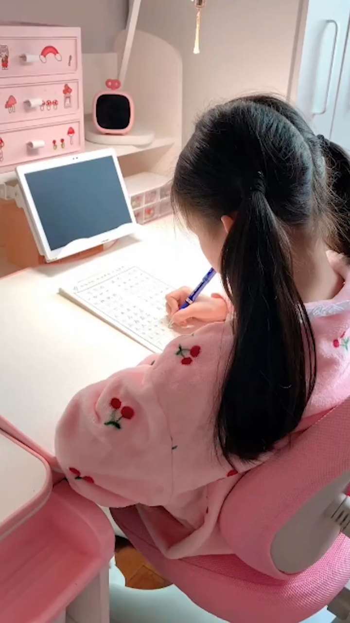 9岁小女孩练字400天写字如印刷体已加入当地书法协会