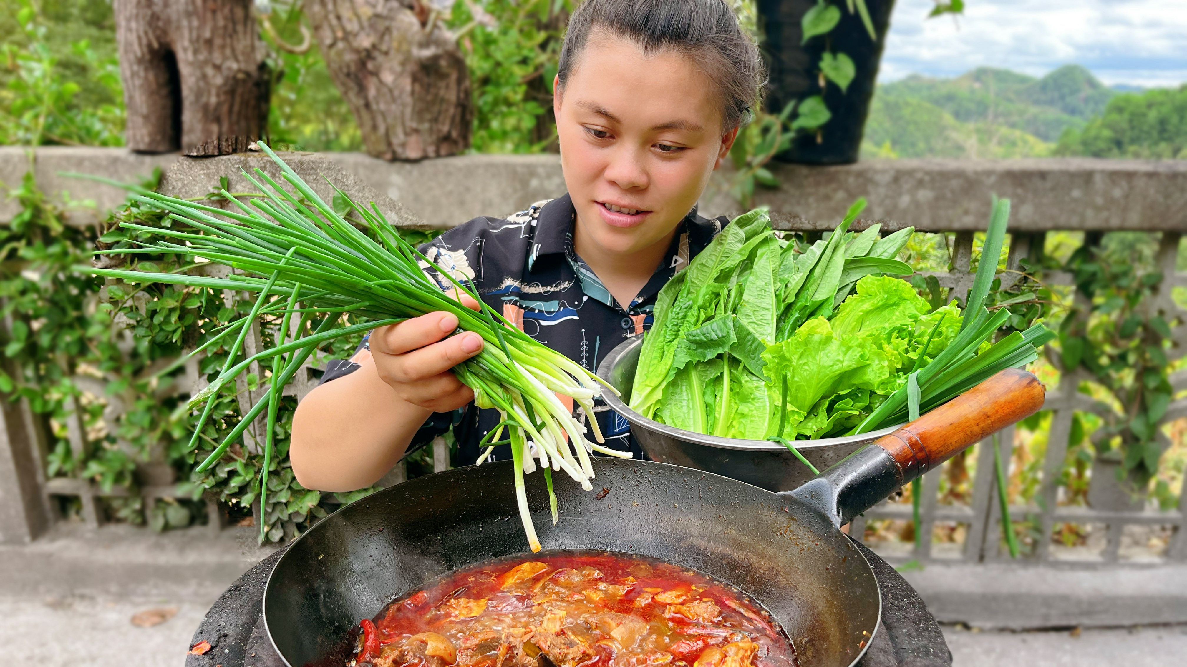 今天挖地种大蒜,干完活煮锅爆辣羊腿肉,配上葱和菜欧妹吃到饱