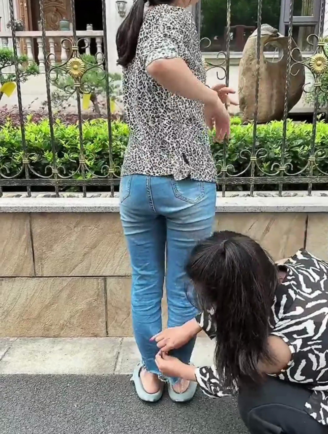 裤子大了不要丢,试试这个"收腰神器",简单又无痕,1秒变合身