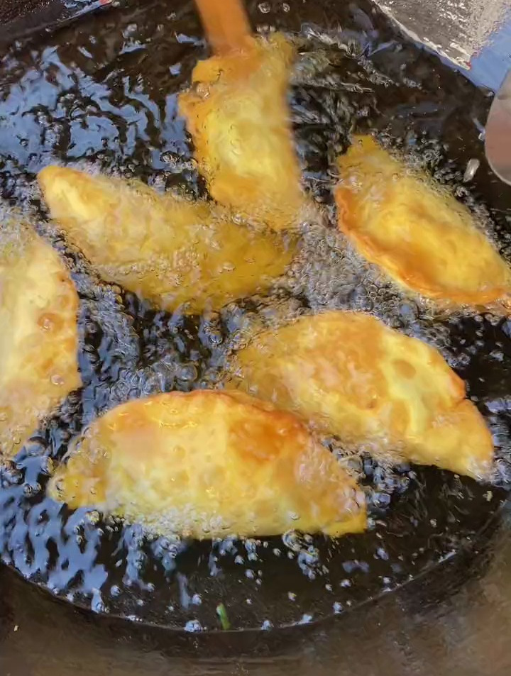 河南特色美食炸菜角外金黄酥脆,内馅香可口.吃上两个太得劲儿了