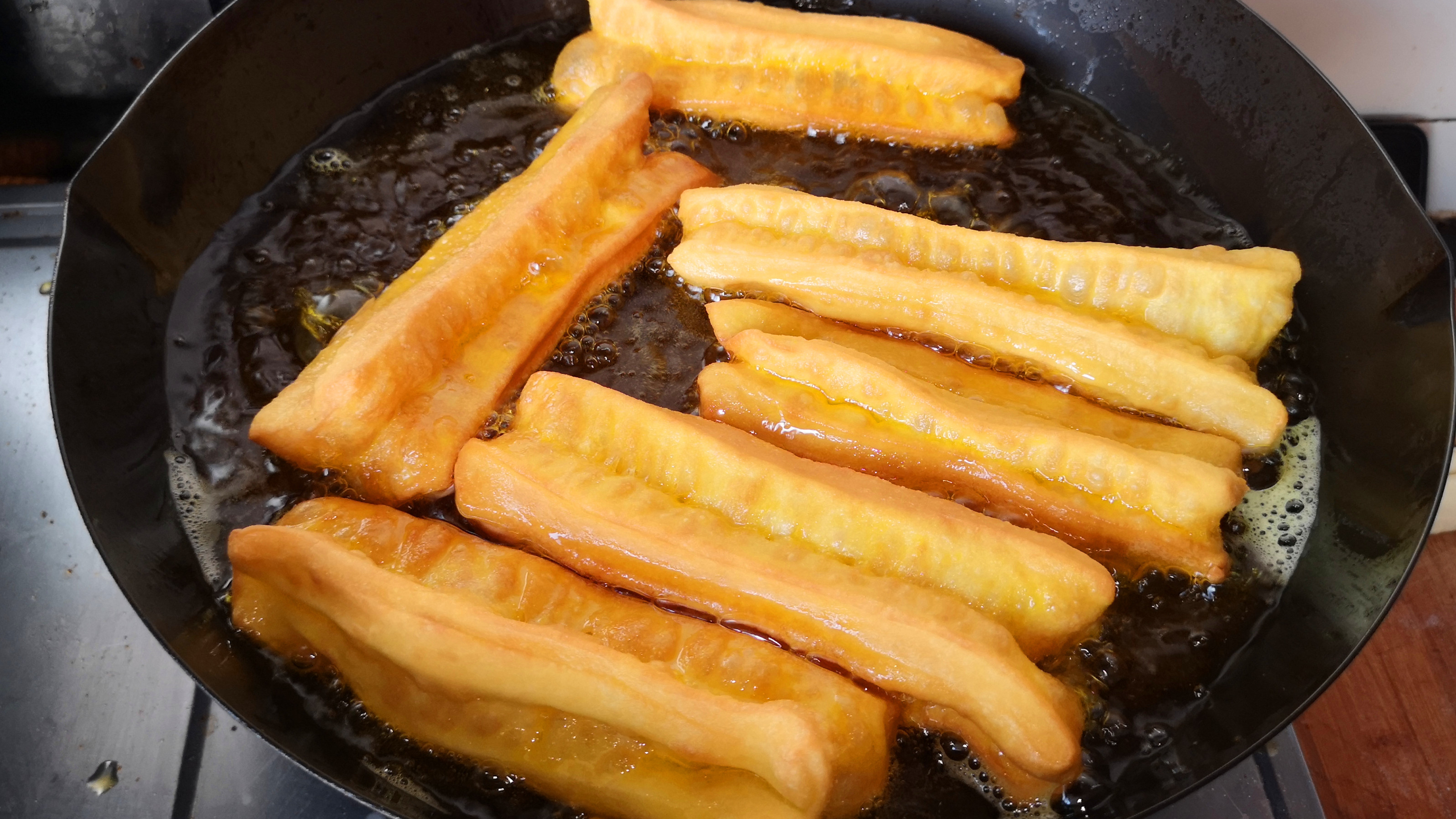 想吃油条教你在家做,5块钱成本炸一盆,蓬松酥脆个个空心,简单