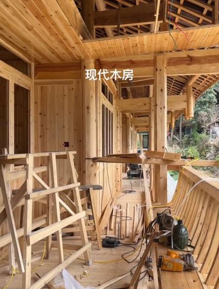 湖南三层楼木房正在装修中,大家等待完工效果-度小视