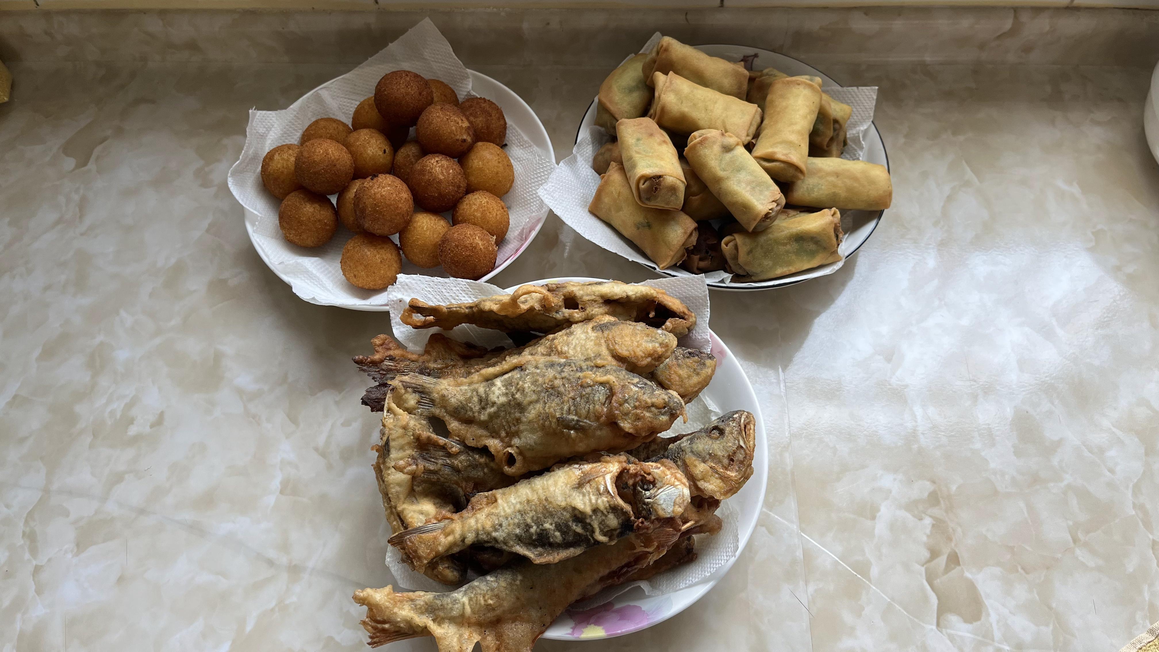 今天做个炸鲜鱼炸香芋丸炸春卷,是热量爆棚的一天,配着荞麦饼