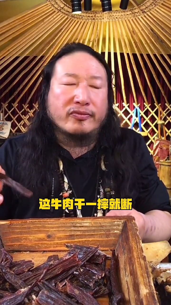 毛子哥表演摔牛肉干没想到摔半天不断网友看笑了