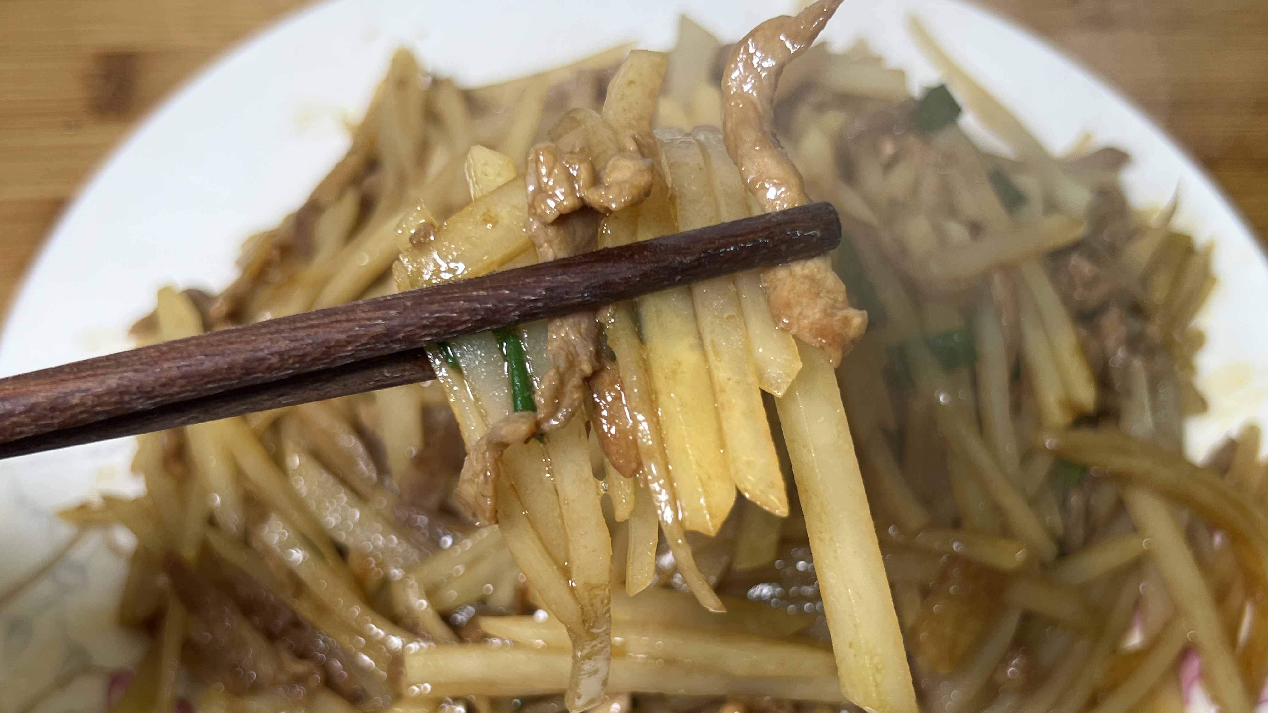 用两个土豆,一块里脊肉,做美味的土豆肉丝,清脆爽口,好吃下饭