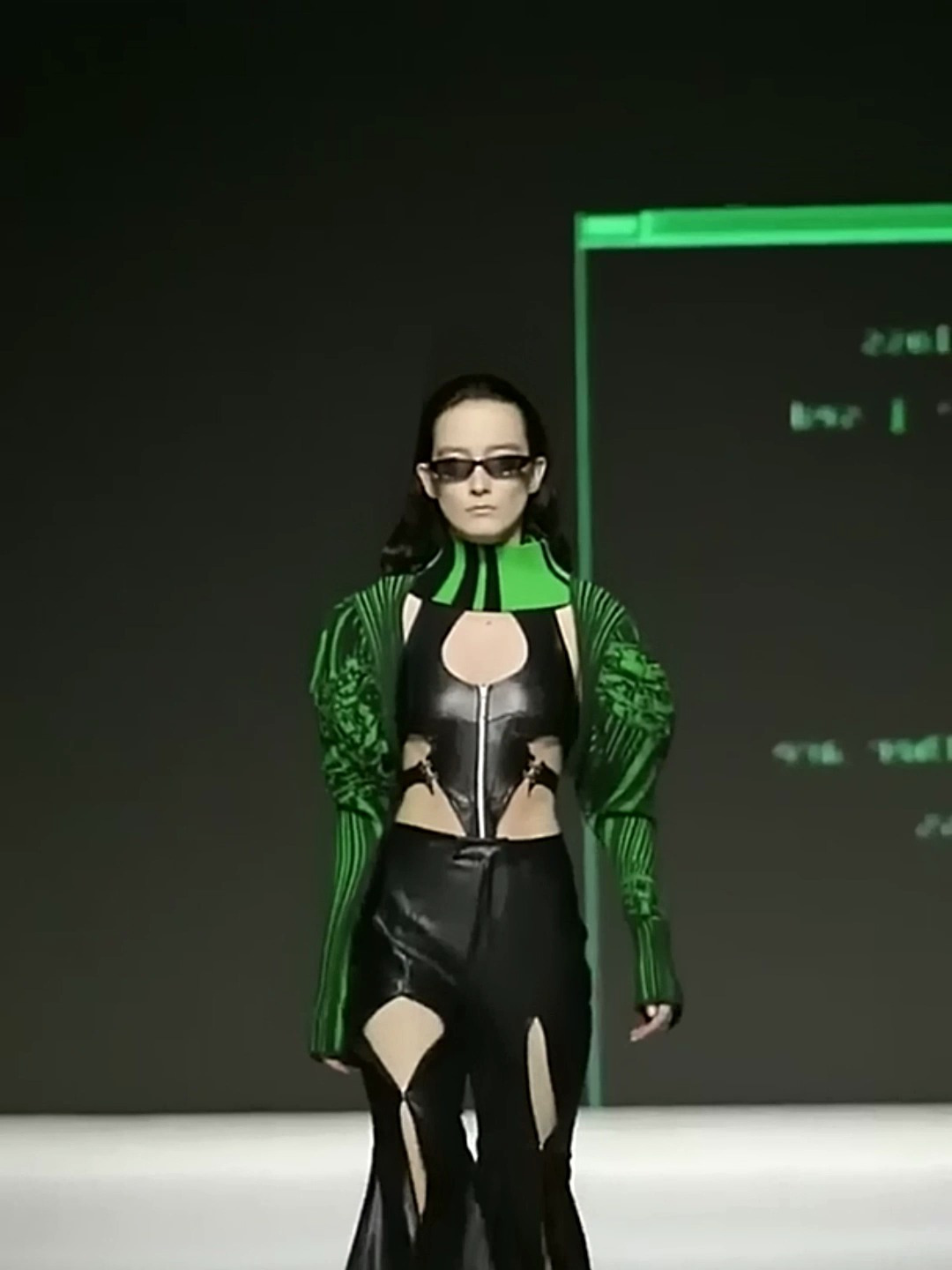 美女超模走秀现场,一出场惊艳观众,真的是太养眼了