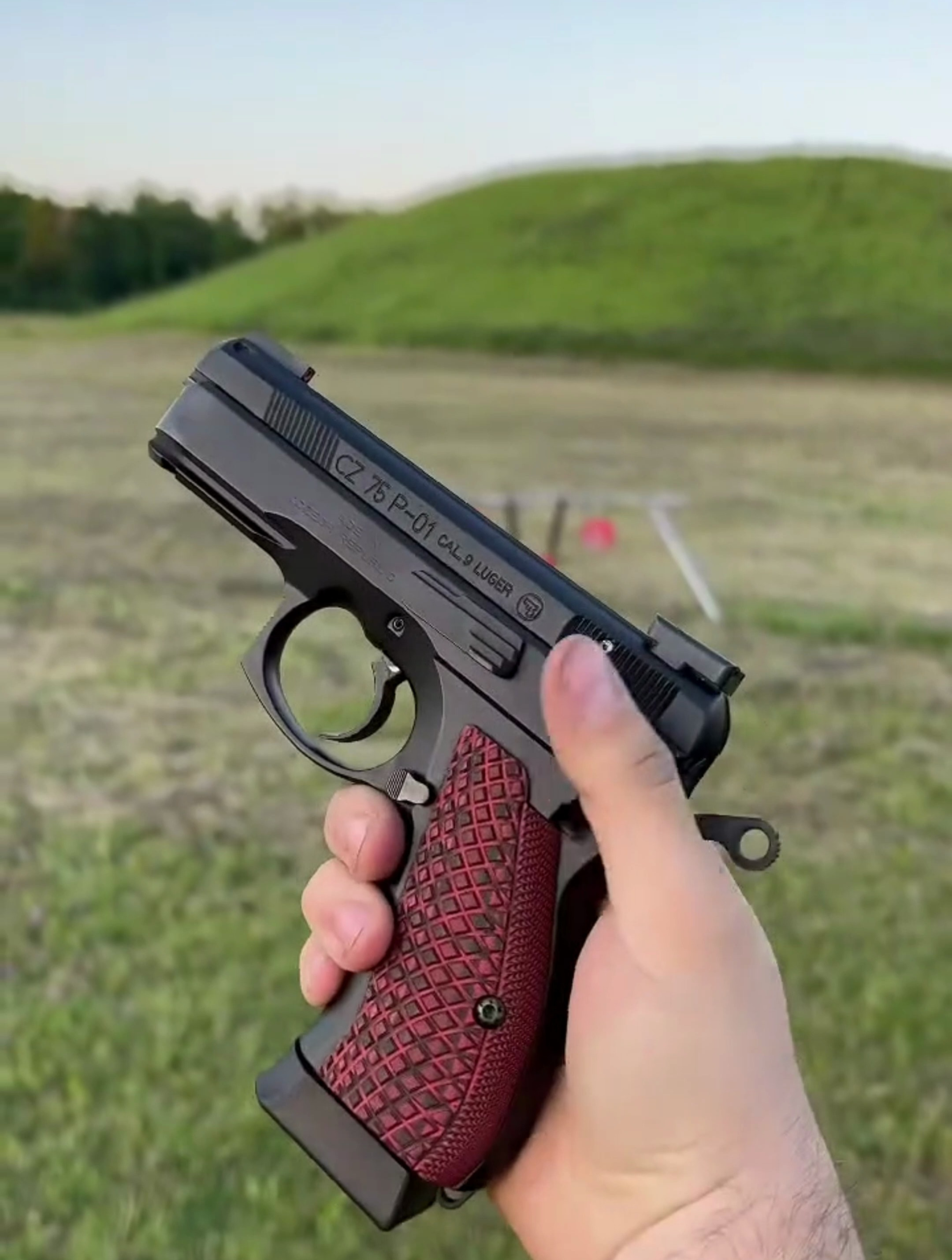 试射cz75手枪,精准度较高,三点式瞄准系统-度小视