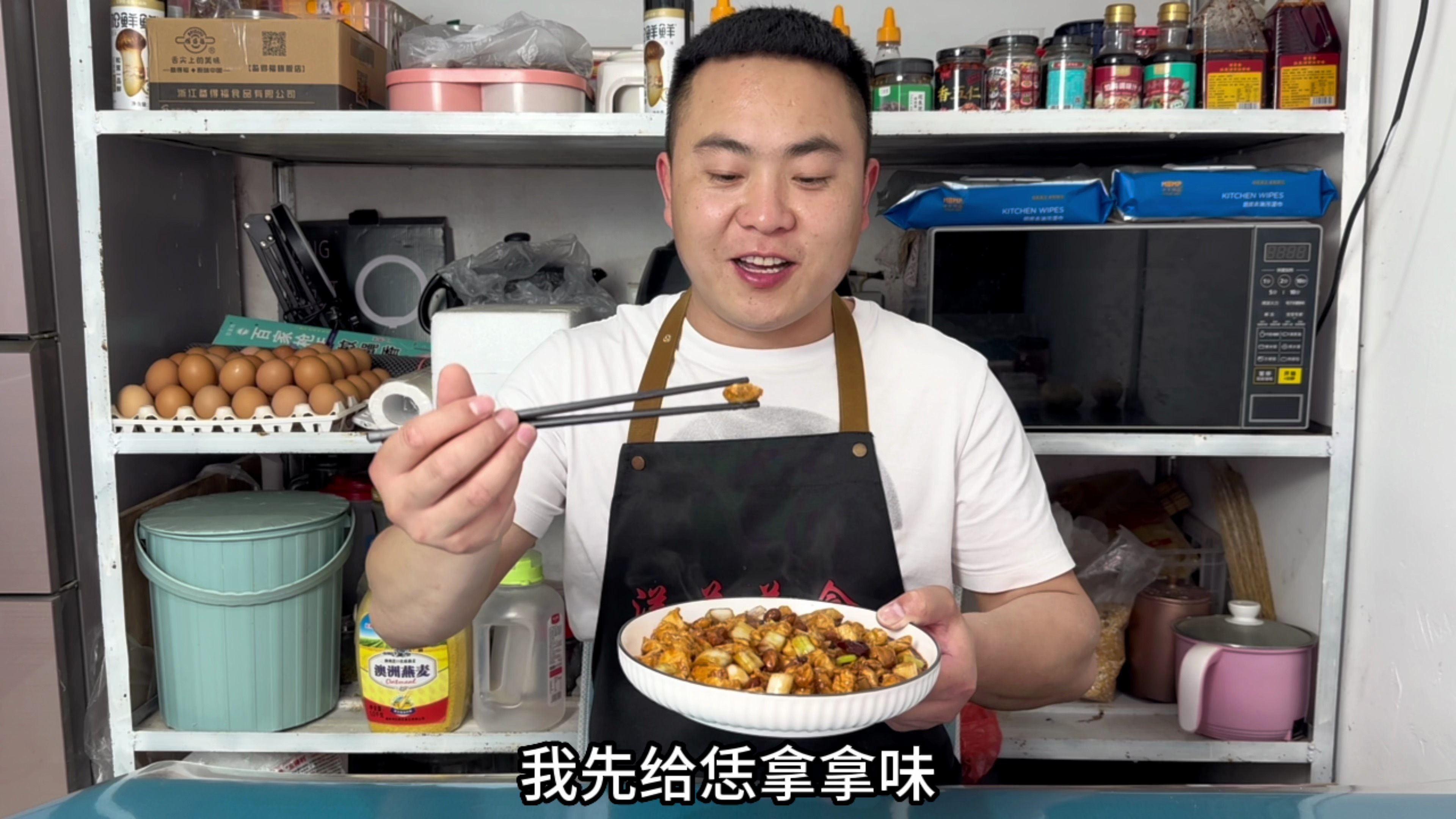 宫保鸡丁这样做才好吃,大厨教你一招,酸甜微辣鸡肉滑嫩,超好吃