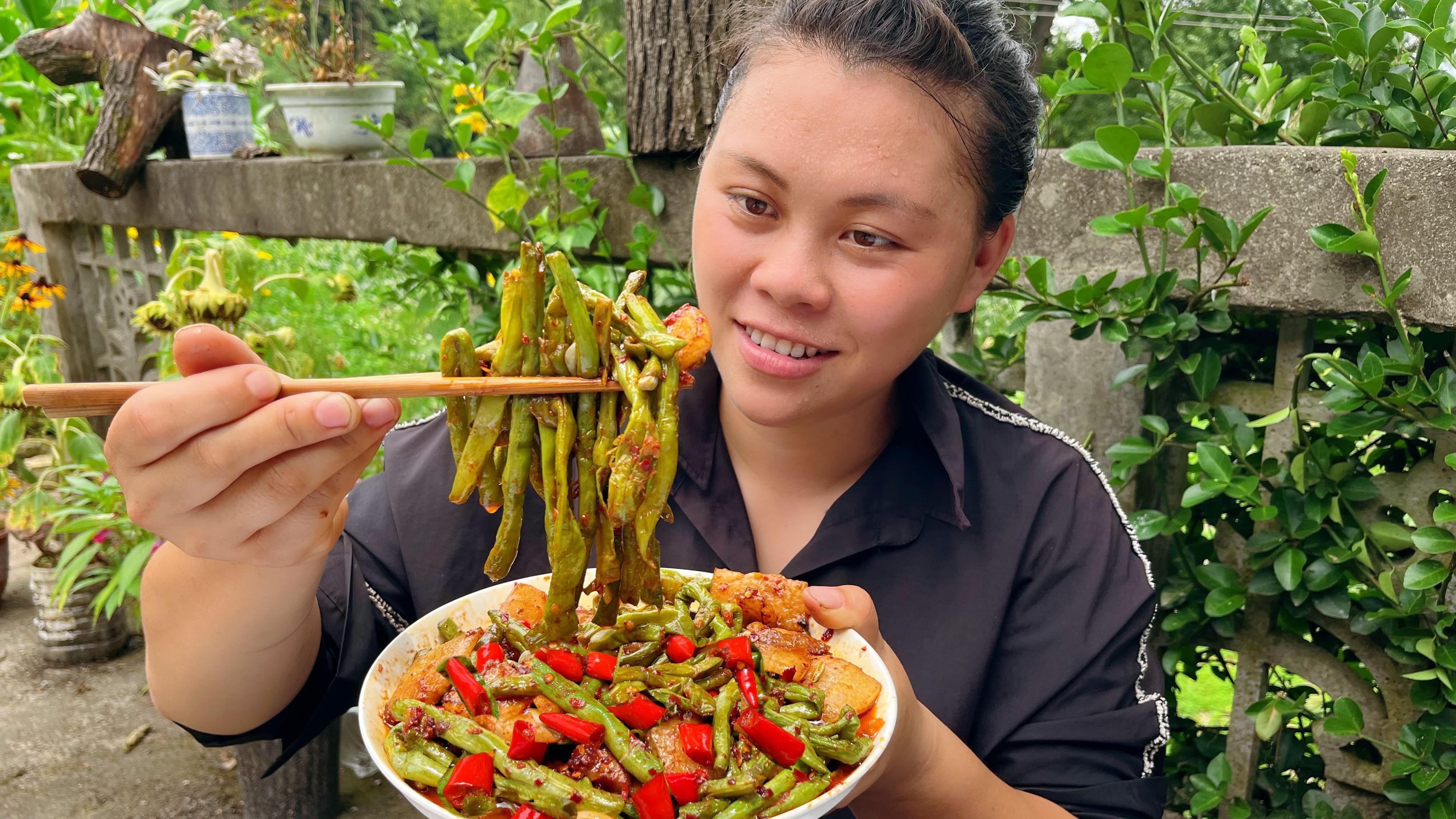 今天做个豇豆炒肥肉,加一些小米椒,配着米饭又香又辣吃得流汗