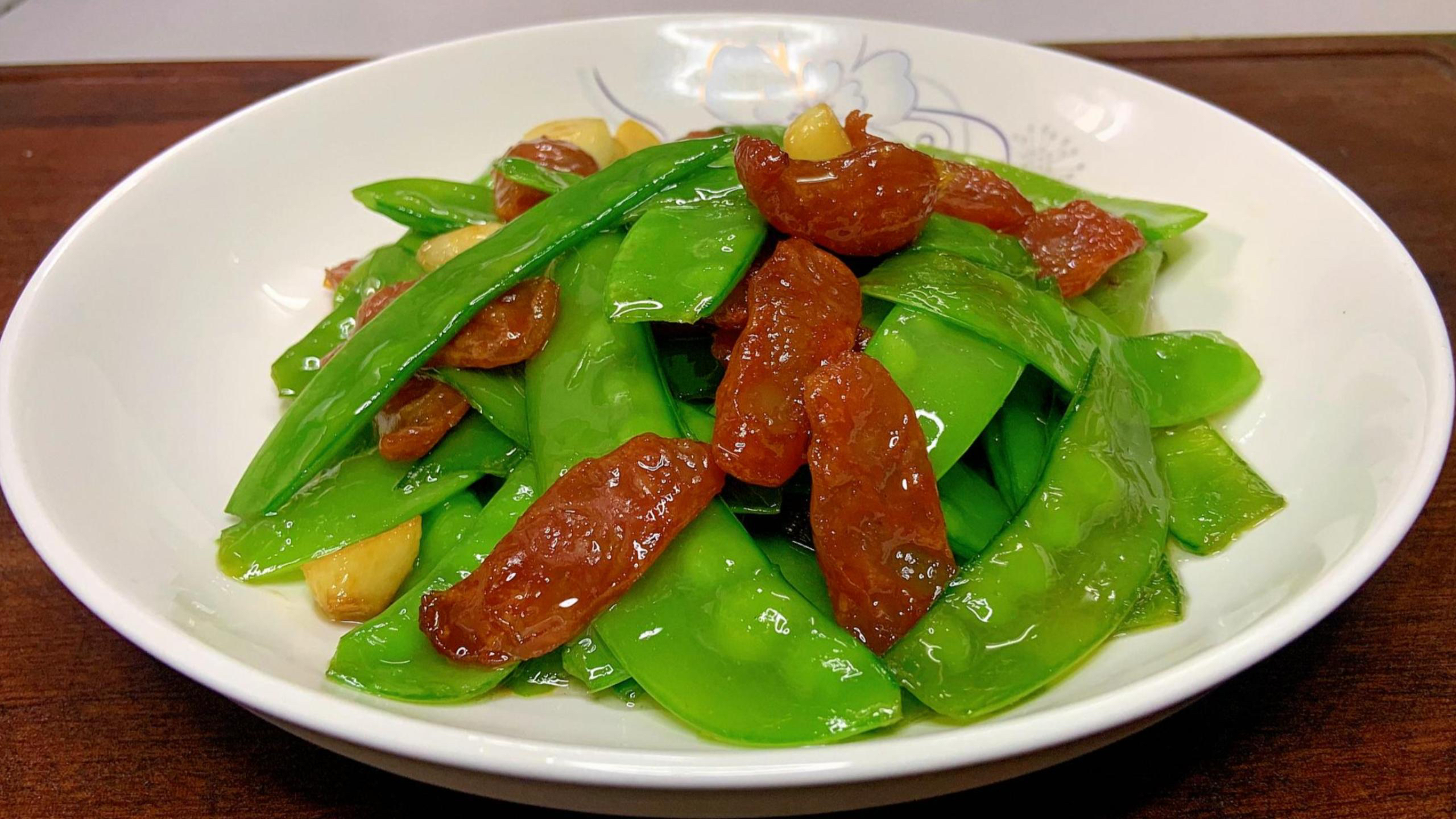 广东人做的荷兰豆炒腊肠为什么这么好吃?做法简单,清脆爽口